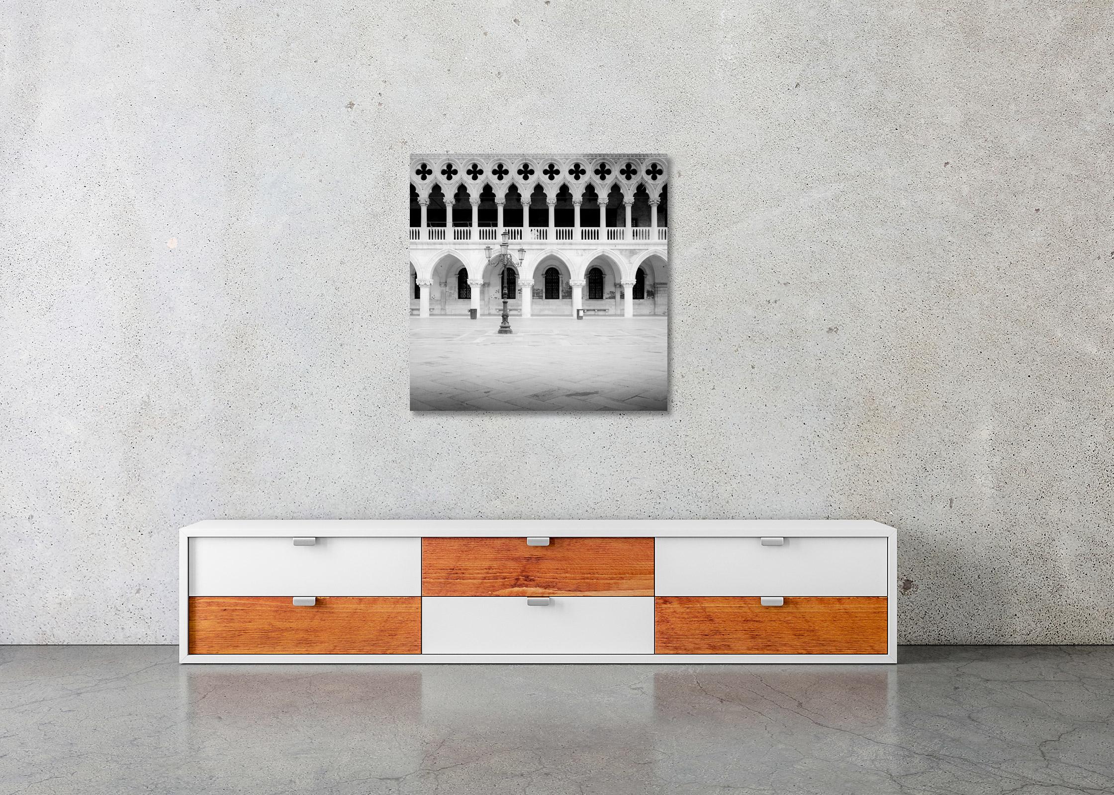 Facade gothique, Palais des Doges, Venise, photographie monochrome, édition limitée en vente 2
