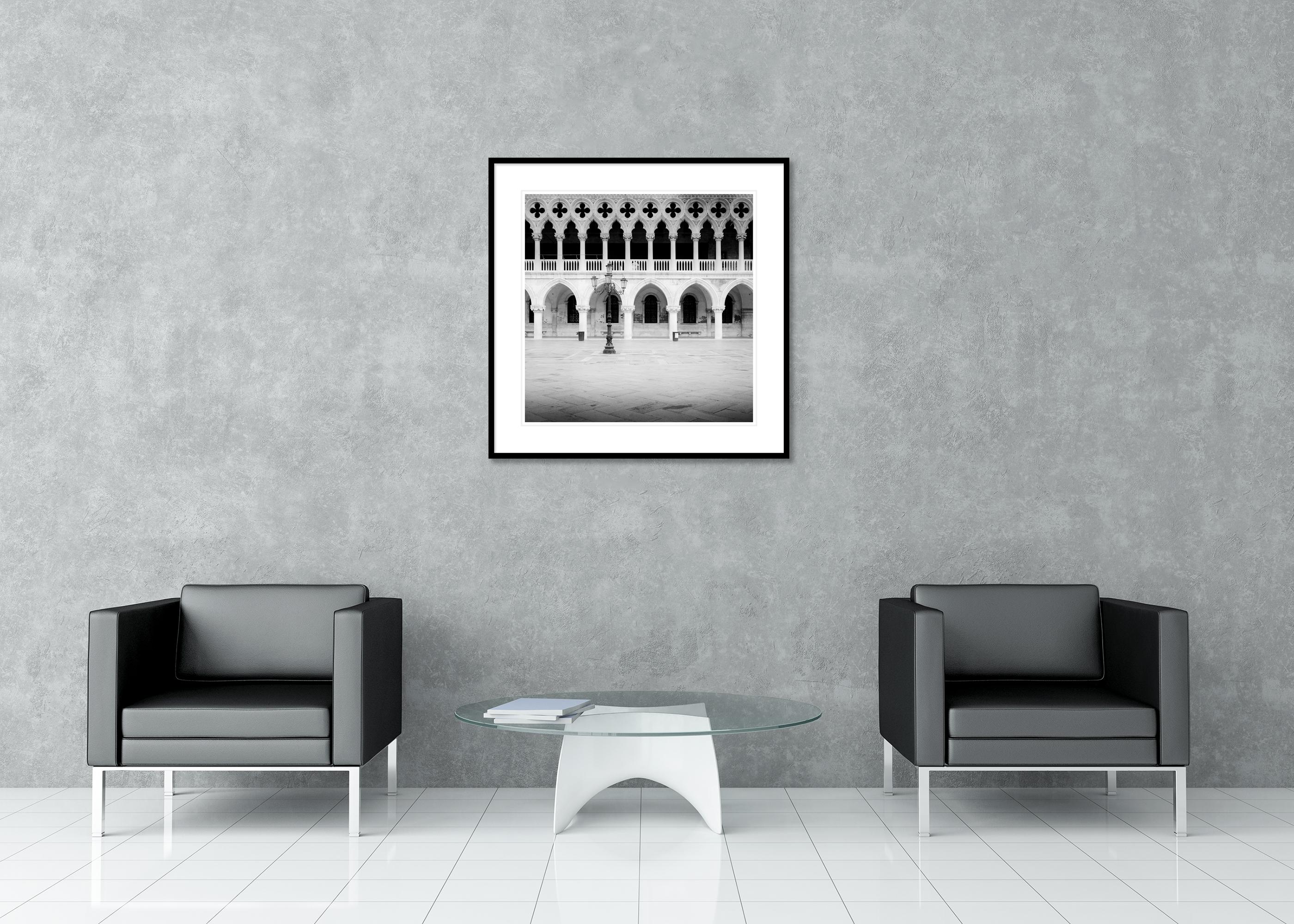 Facade gothique, Palais des Doges, Venise, photographie monochrome, édition limitée en vente 2