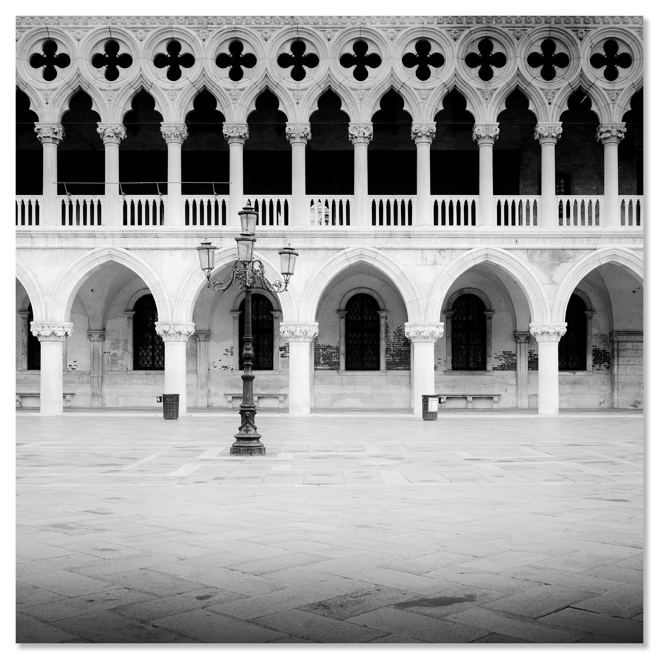 Facade gothique, Palais des Doges, Venise, photographie monochrome, édition limitée en vente 3