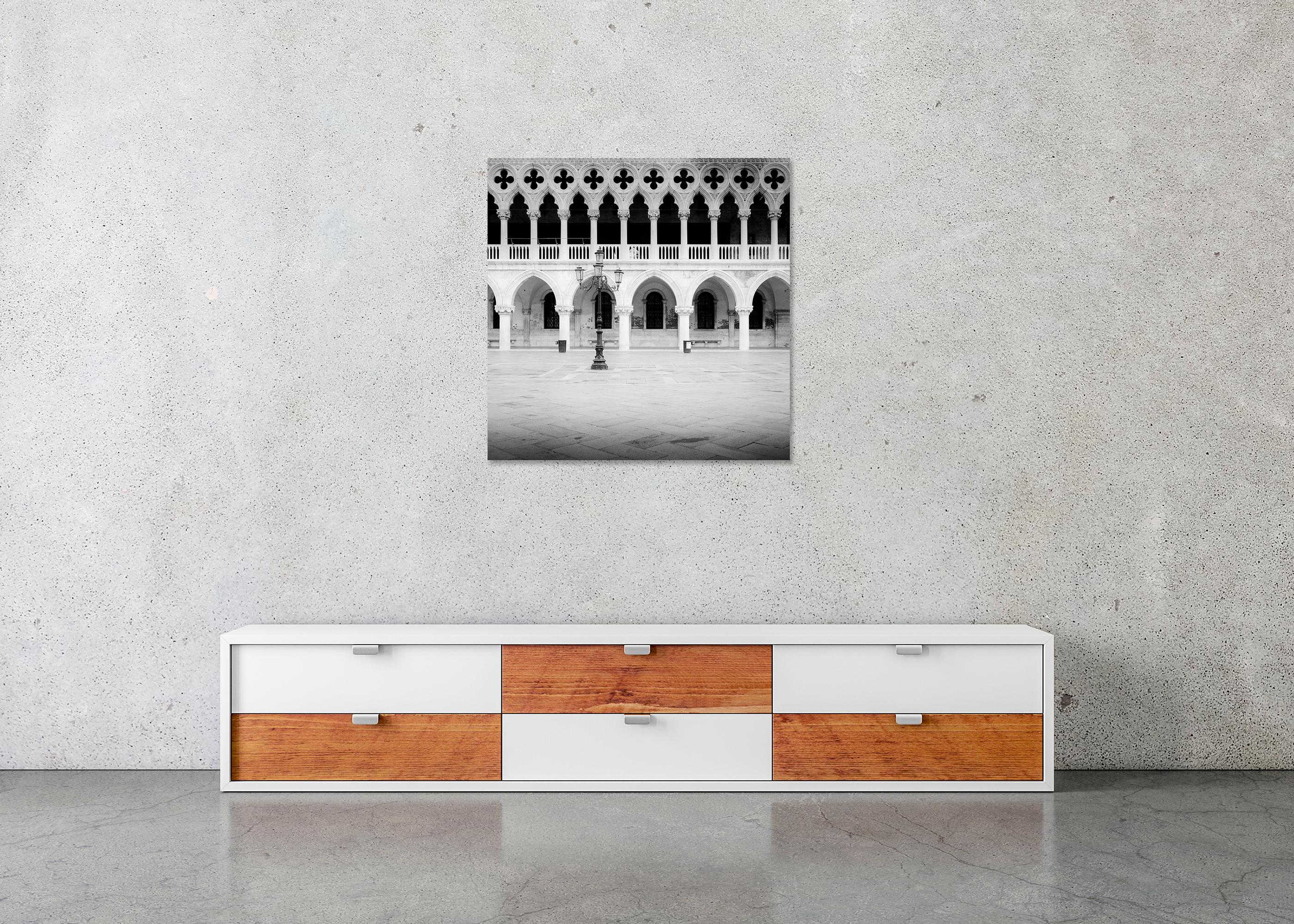 Facade gothique, Palais des Doges, Venise, photographie monochrome, édition limitée en vente 4