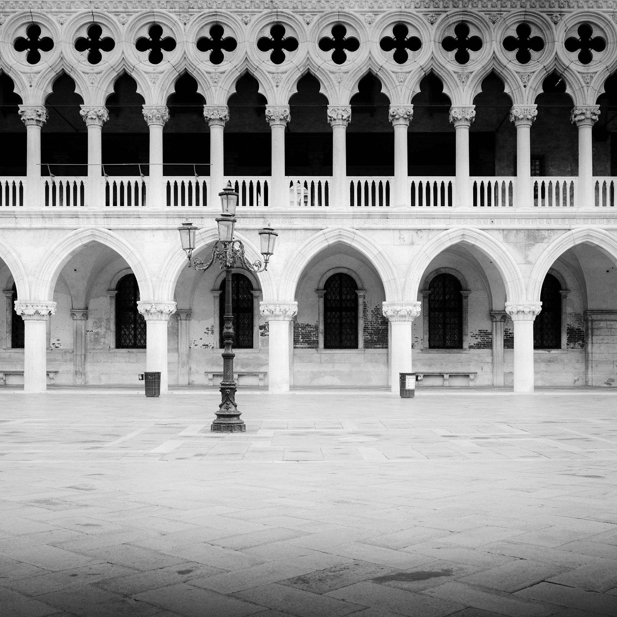 Landscape Photograph Gerald Berghammer - Facade gothique, Palais des Doges, Venise, photographie monochrome, édition limitée