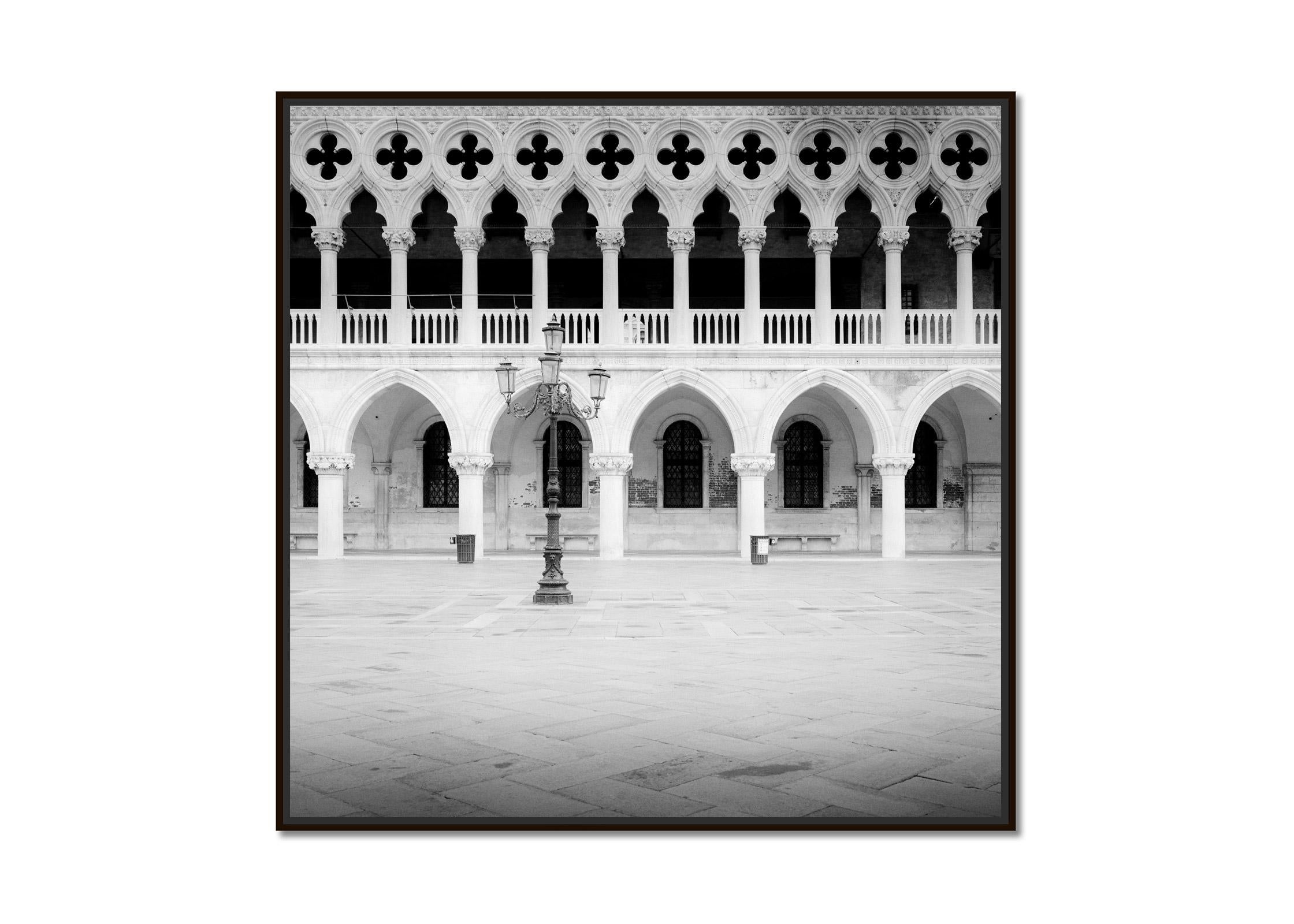 Gothic Facade of Doges Palace, Venedig, Schwarz-Weiß-Fotografie, Stadtlandschaft – Photograph von Gerald Berghammer