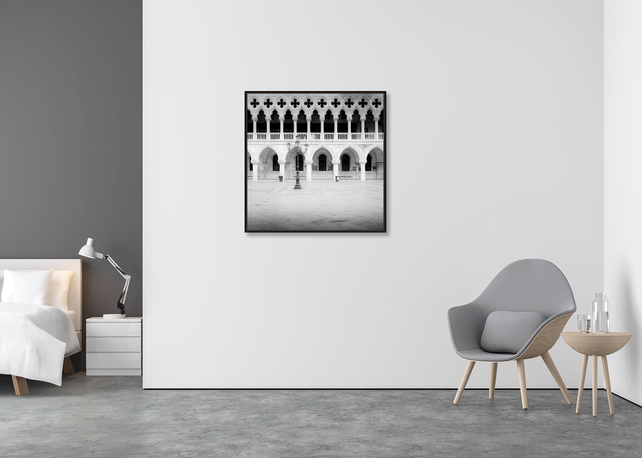 Façade gothique du Palais des Doges, Venise, photographie noir et blanc, paysage urbain - Minimaliste Photograph par Gerald Berghammer