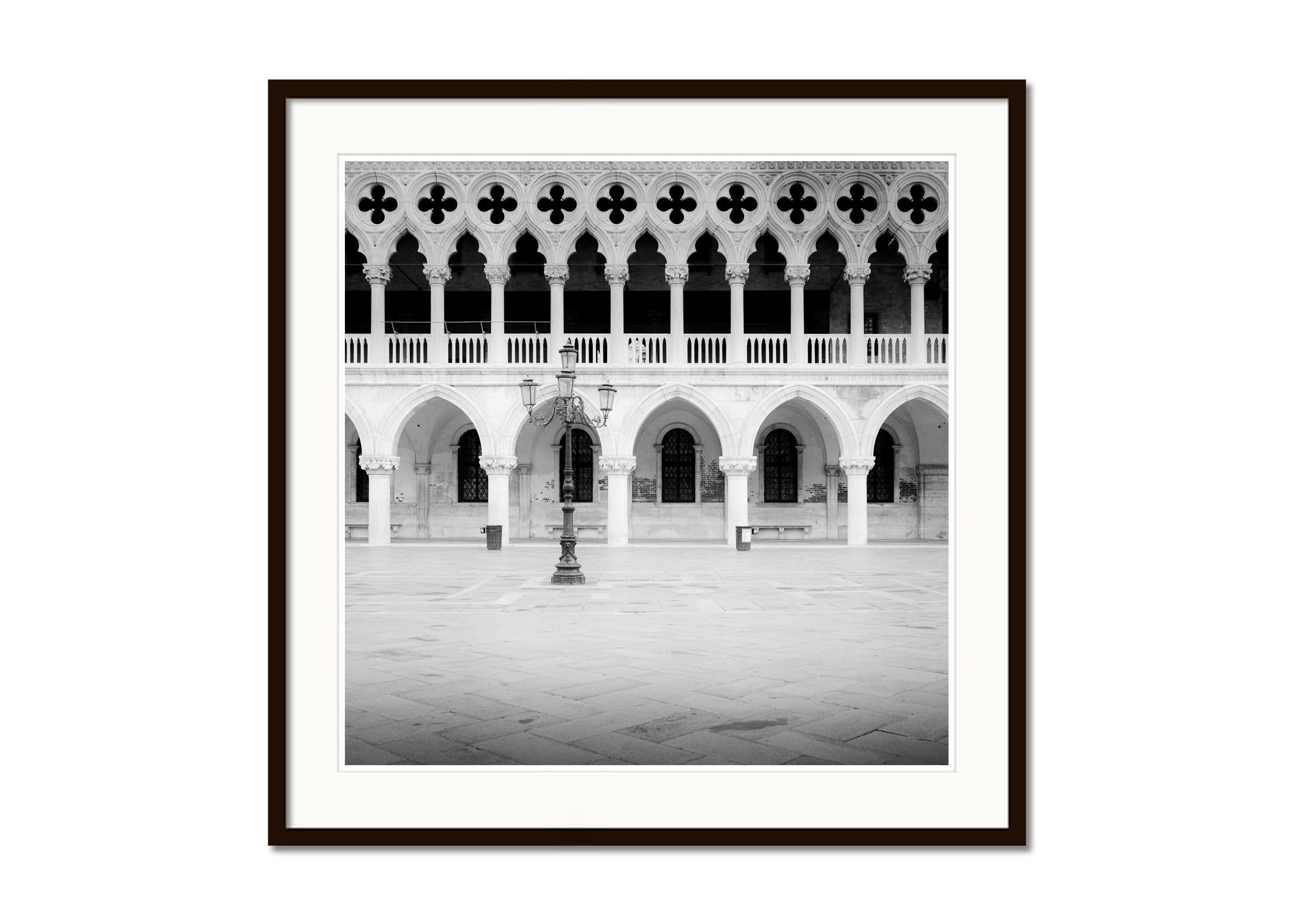 Gothic Facade of Doges Palace, Venedig, Schwarz-Weiß-Fotografie, Stadtlandschaft (Grau), Landscape Photograph, von Gerald Berghammer