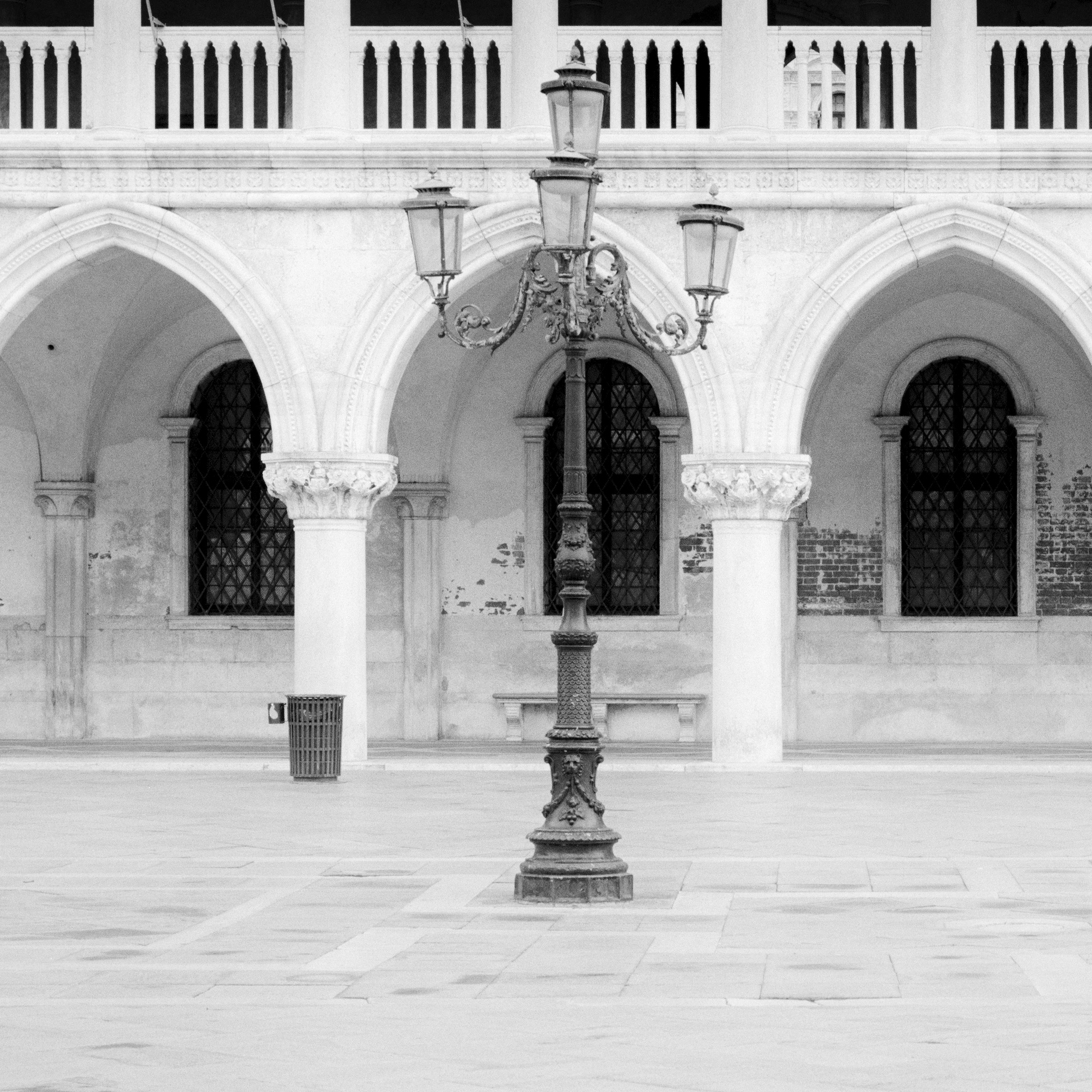 Façade gothique du Palais des Doges, Venise, photographie noir et blanc, paysage urbain en vente 3