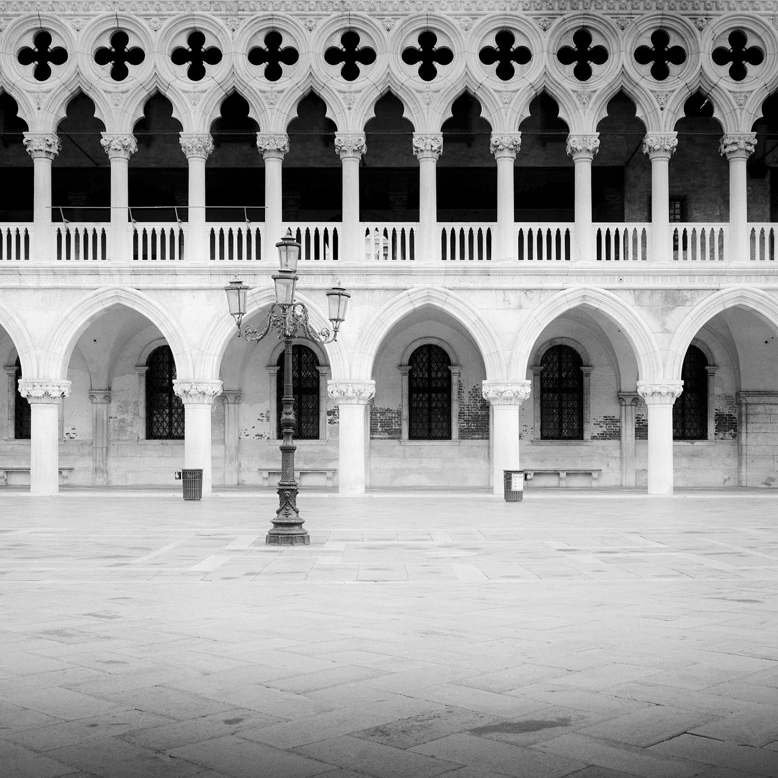 Landscape Photograph Gerald Berghammer - Façade gothique du Palais des Doges, Venise, photographie noir et blanc, paysage urbain
