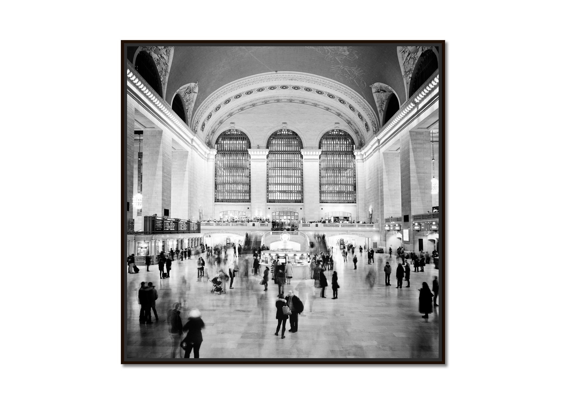 Grand Central Station, New York City, Schwarz-Weiß-Fotografie, Stadtlandschaft – Photograph von Gerald Berghammer
