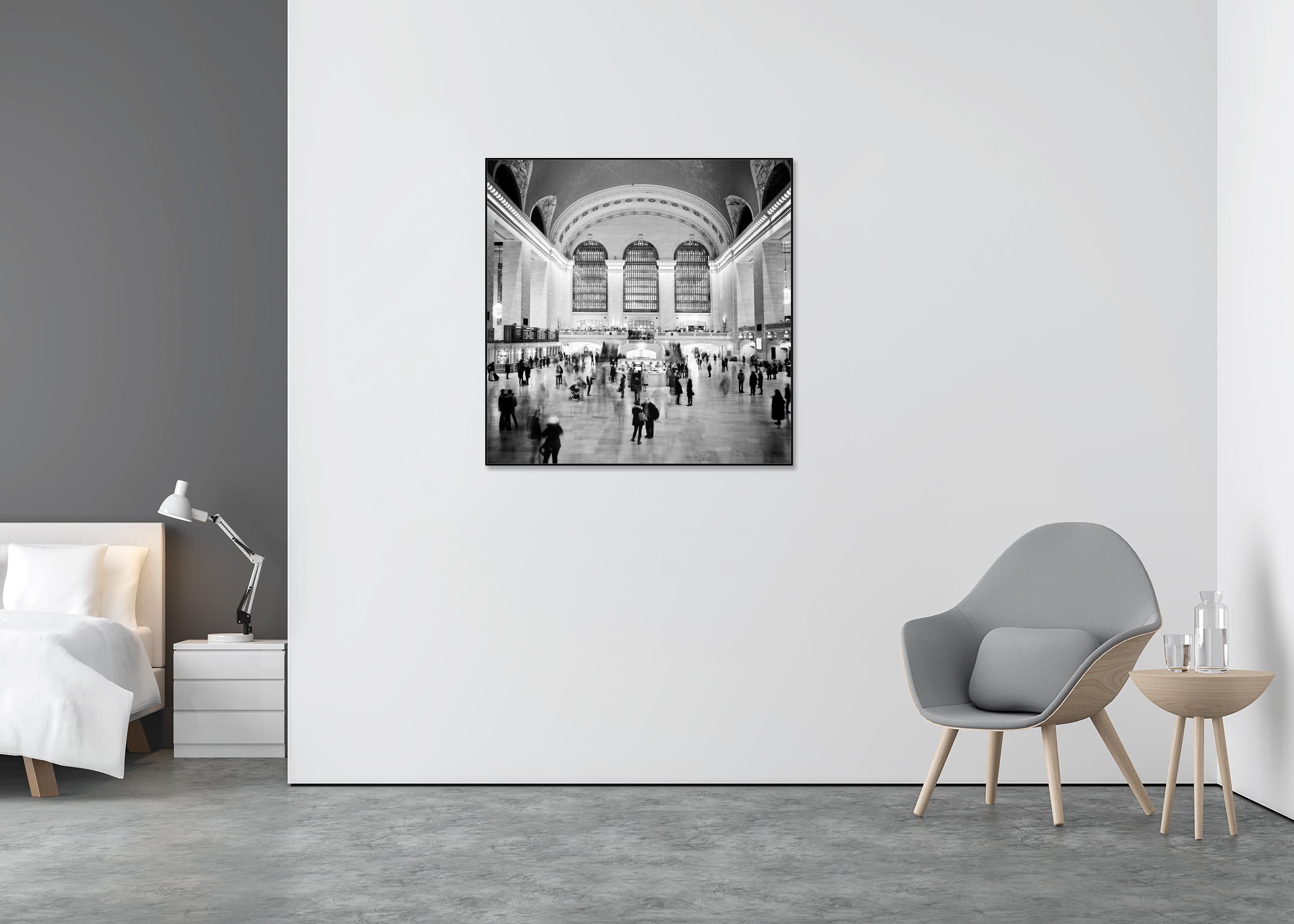 Grand Central Station, New York City, photographie en noir et blanc, paysage urbain - Gris Black and White Photograph par Gerald Berghammer