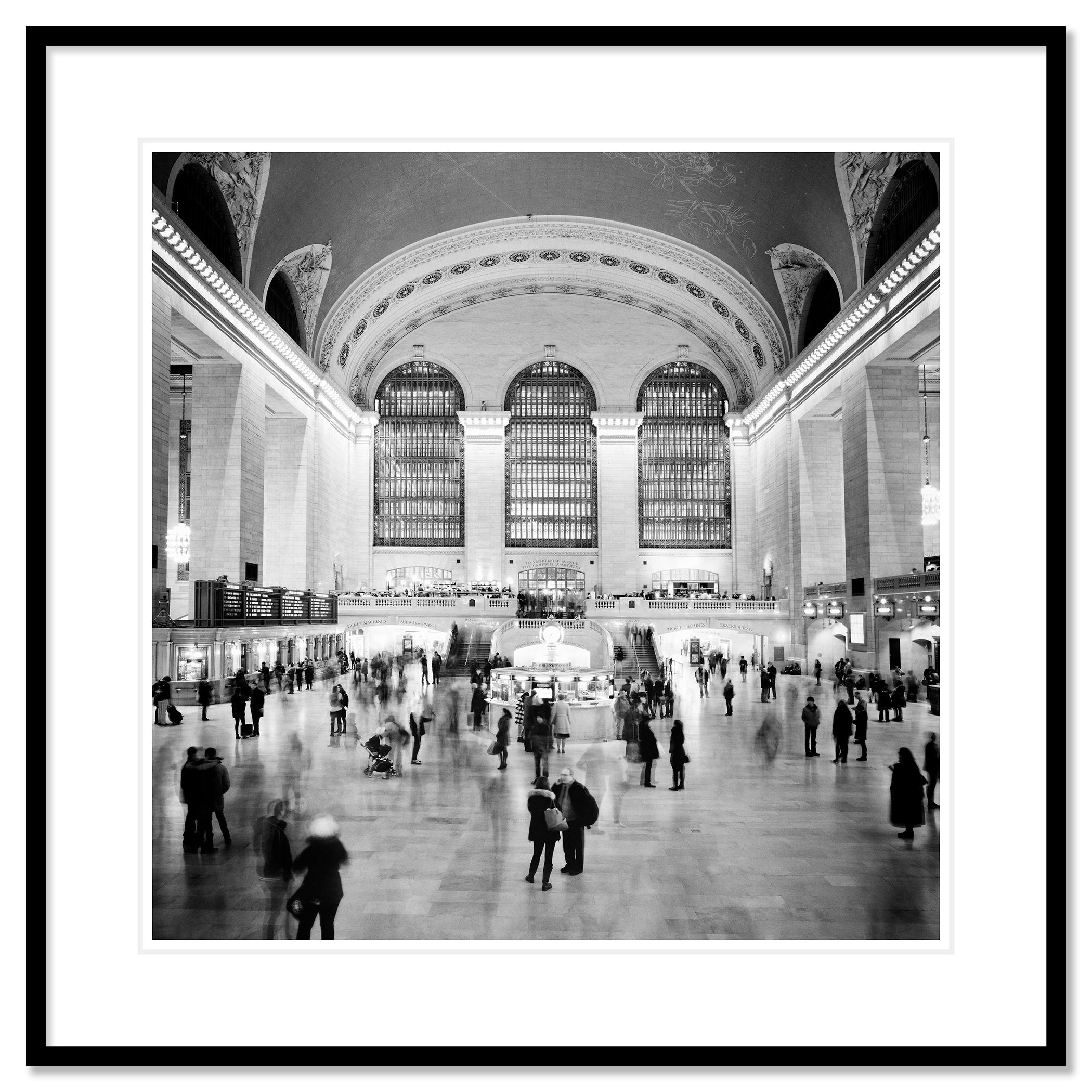 Photographie de paysage urbain en noir et blanc. Épreuve à l'encre pigmentaire d'archives, édition de 9 exemplaires. Signée, titrée, datée et numérotée par l'artiste. Certificat d'authenticité inclus. Imprimé avec une bordure blanche de 4 cm.
Le