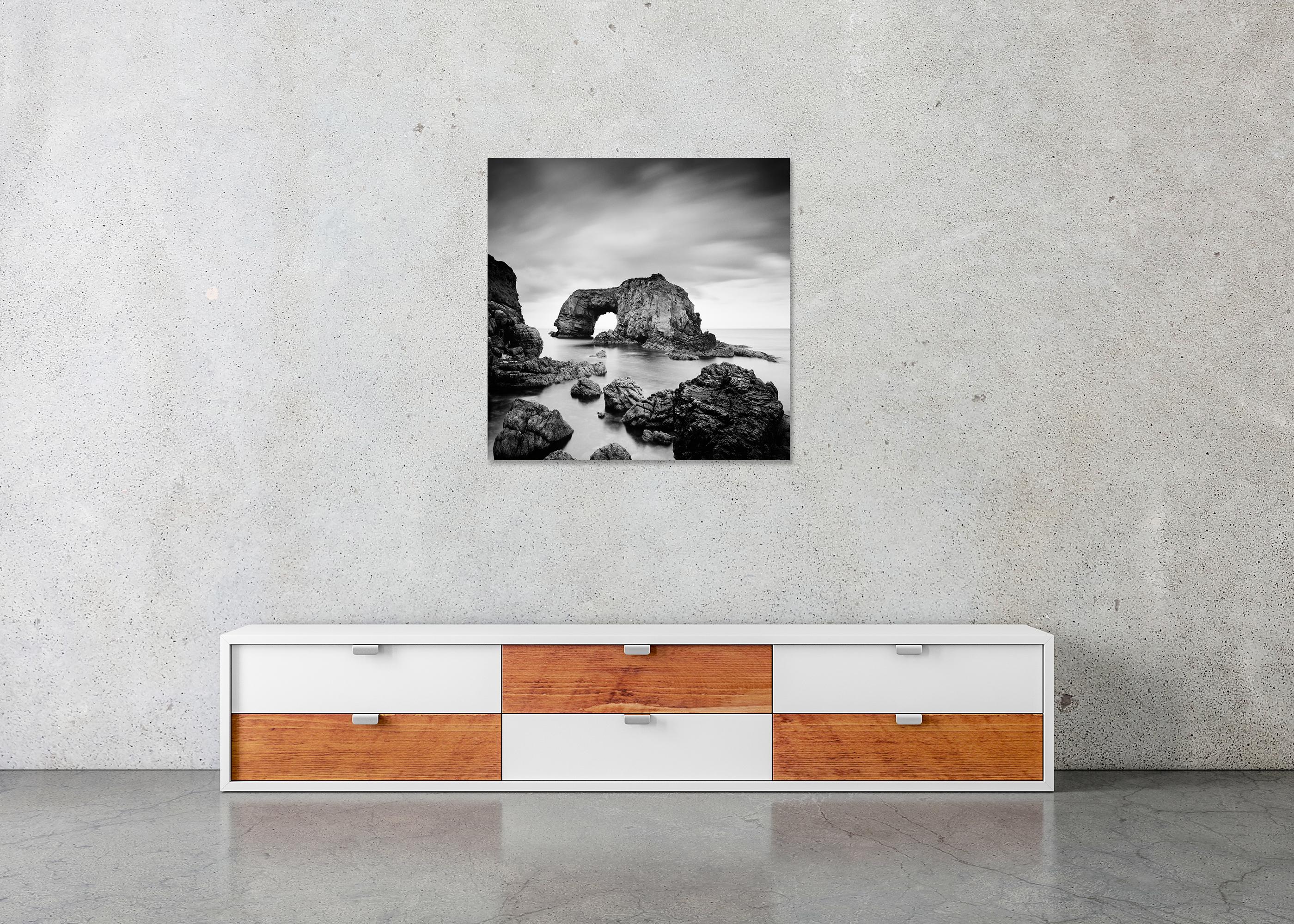 Something Great Pollet Sea Arch, photographie monochrome, édition limitée, paysage marin d'Irlande en vente 5