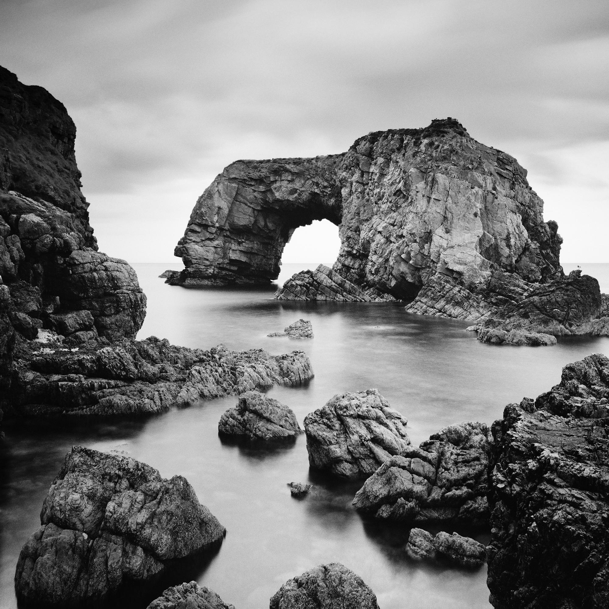 Something Great Pollet Sea Arch, photographie monochrome, édition limitée, paysage marin d'Irlande en vente 6