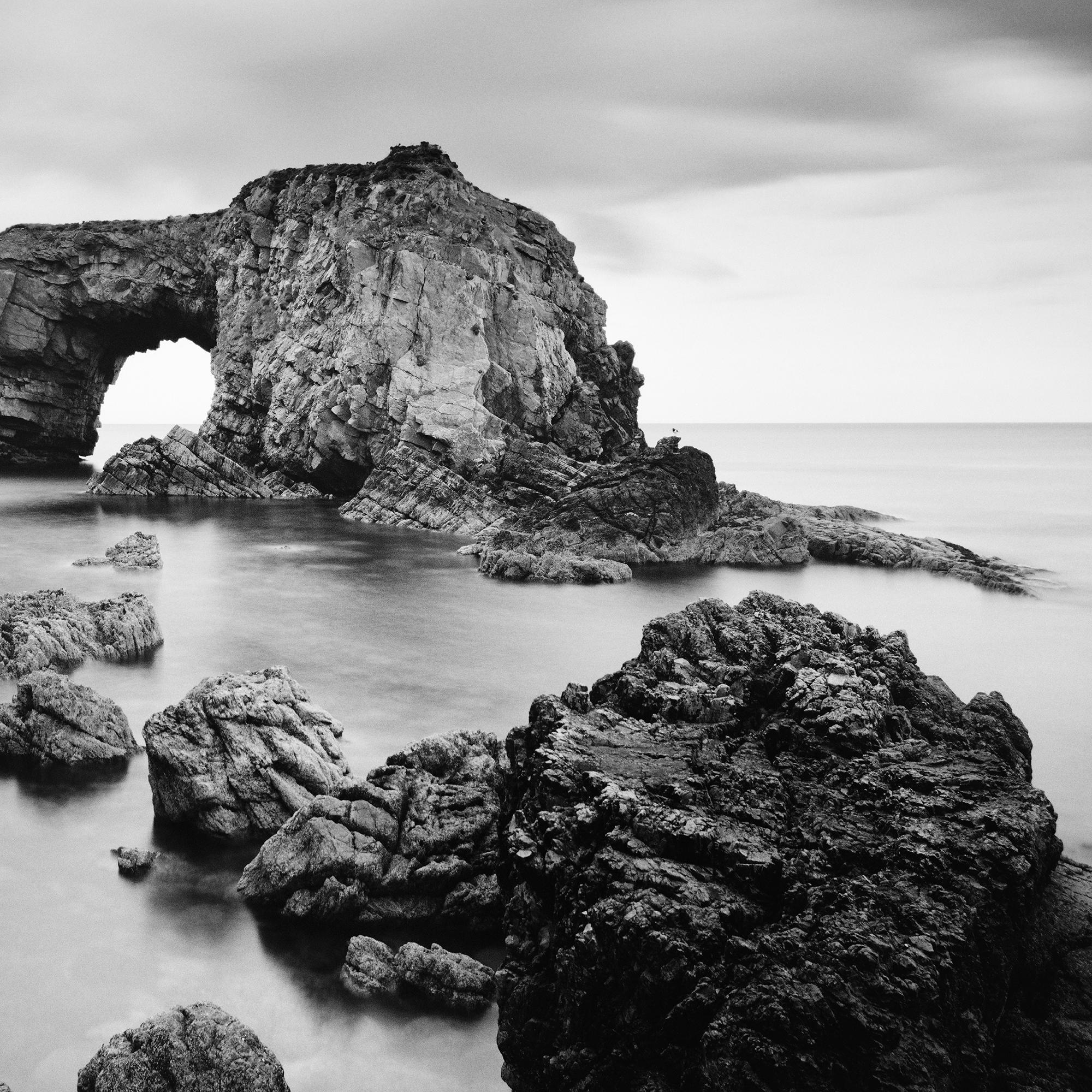 Something Great Pollet Sea Arch, photographie monochrome, édition limitée, paysage marin d'Irlande en vente 7