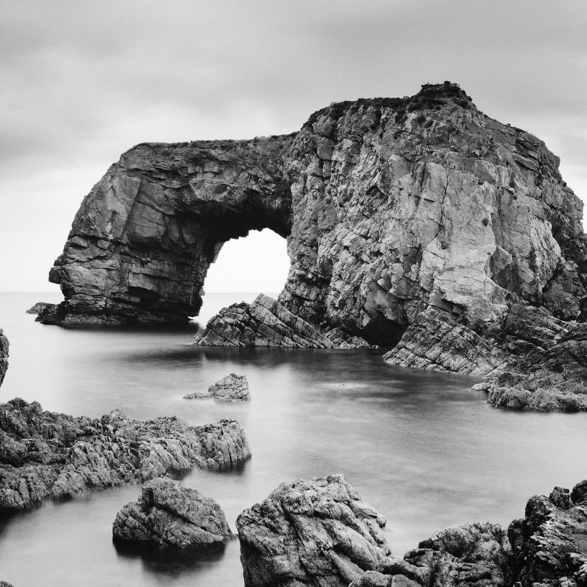 Something Great Pollet Sea Arch, photographie monochrome, édition limitée, paysage marin d'Irlande en vente 8
