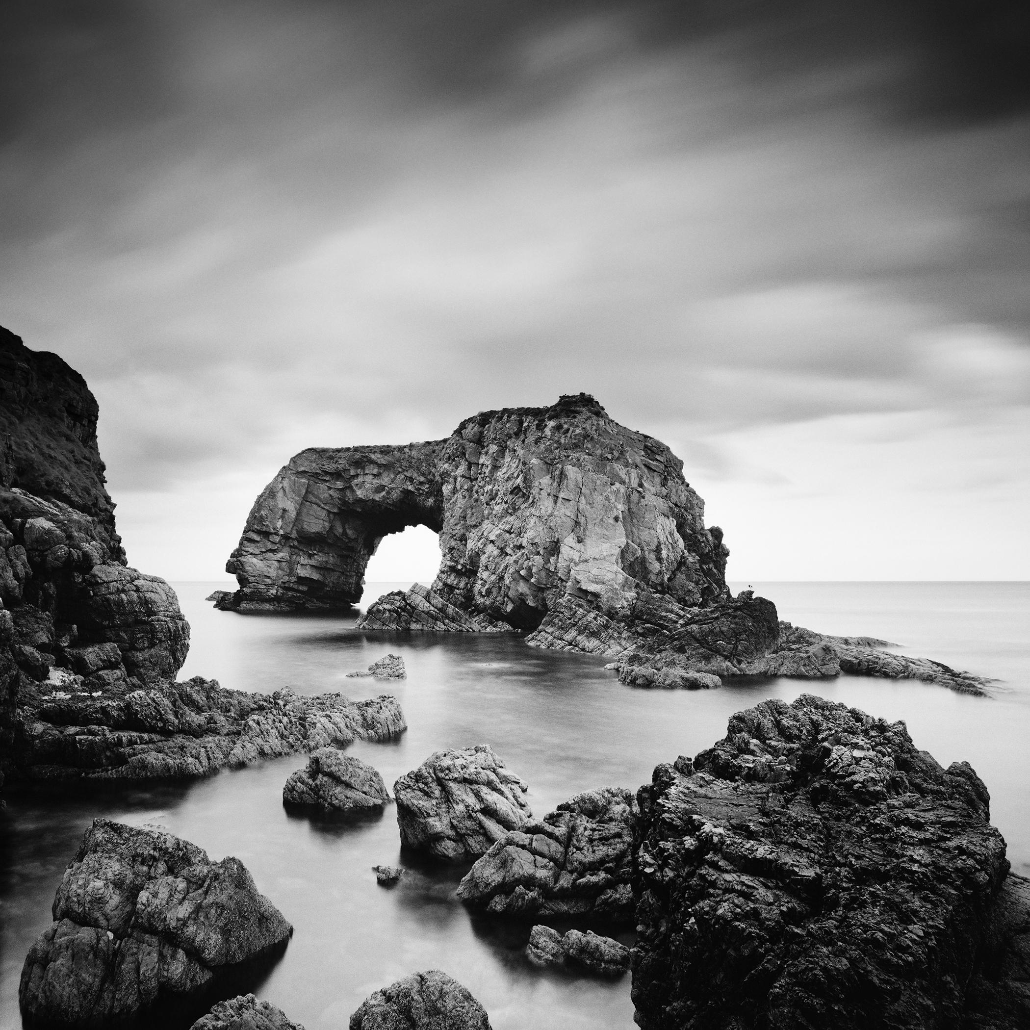 Something Great Pollet Sea Arch, photographie monochrome, édition limitée, paysage marin d'Irlande - Photograph de Gerald Berghammer