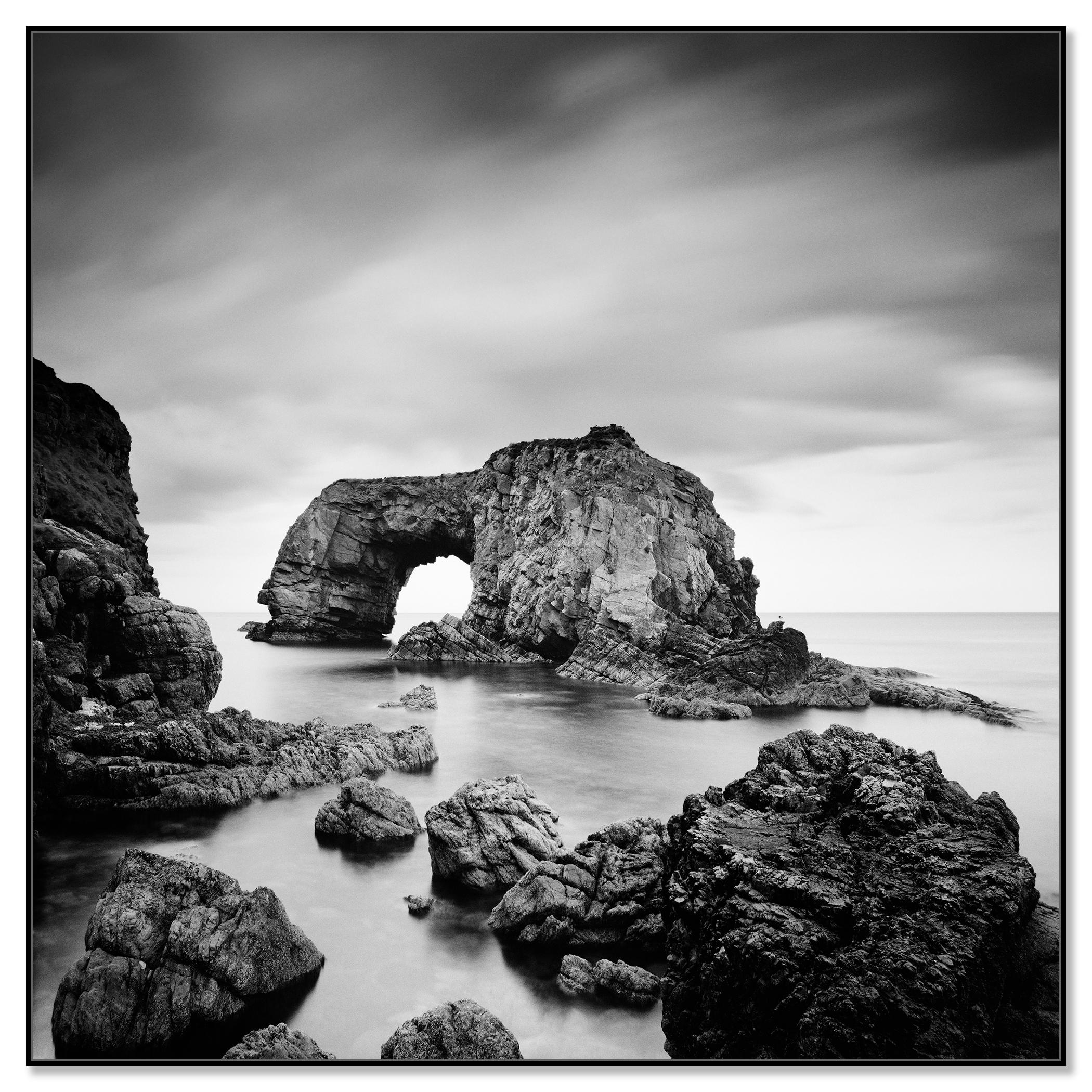 Something Great Pollet Sea Arch, photographie monochrome, édition limitée, paysage marin d'Irlande - Contemporain Photograph par Gerald Berghammer