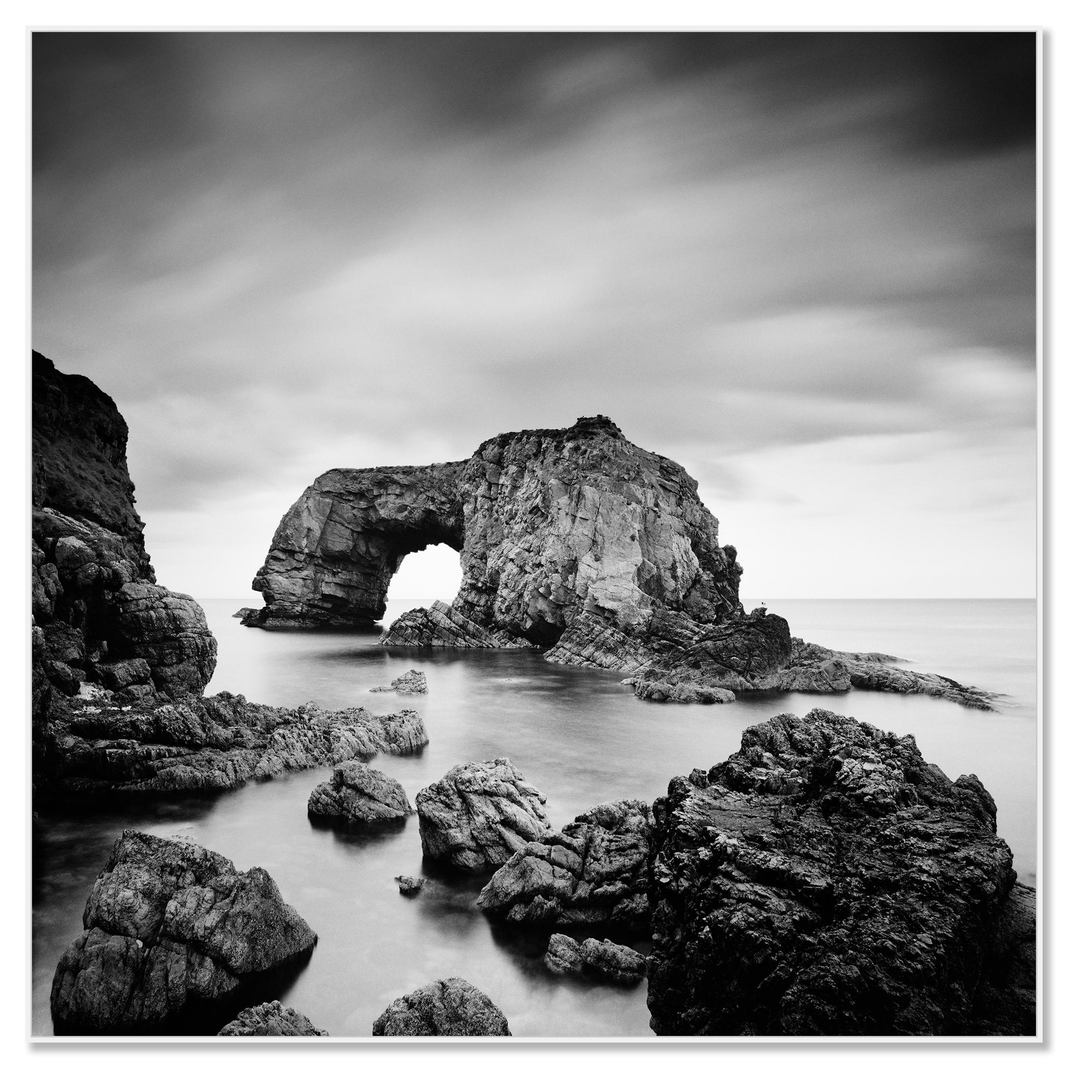 Something Great Pollet Sea Arch, photographie monochrome, édition limitée, paysage marin d'Irlande - Gris Black and White Photograph par Gerald Berghammer