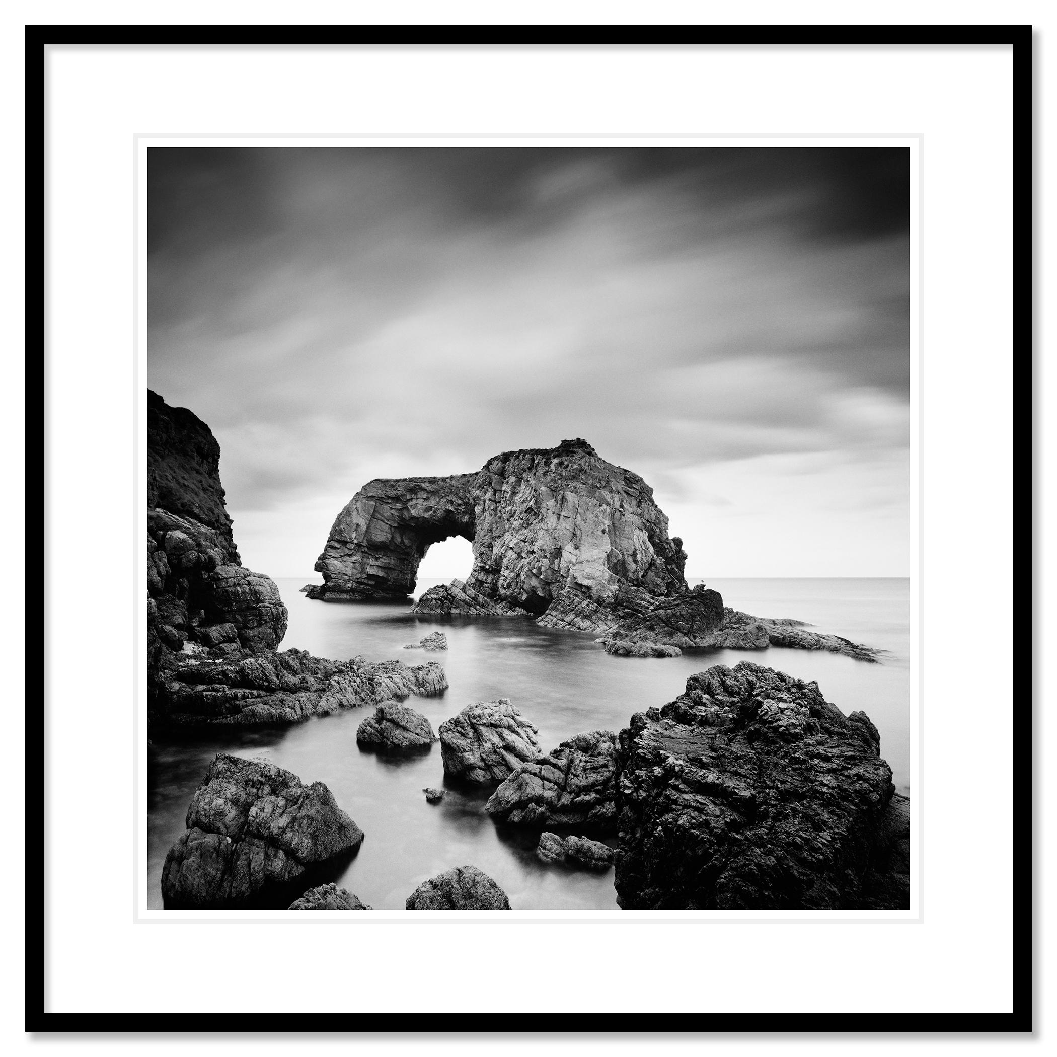 Something Great Pollet Sea Arch, photographie monochrome, édition limitée, paysage marin d'Irlande en vente 2