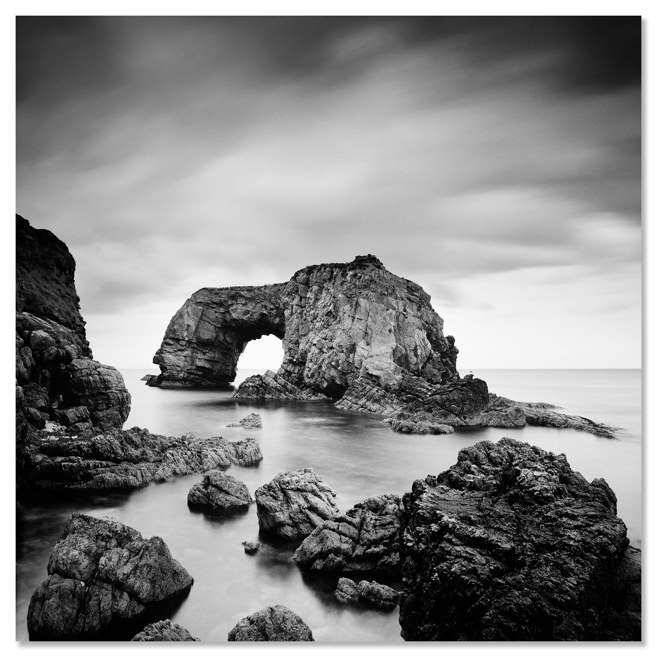 Something Great Pollet Sea Arch, photographie monochrome, édition limitée, paysage marin d'Irlande en vente 4