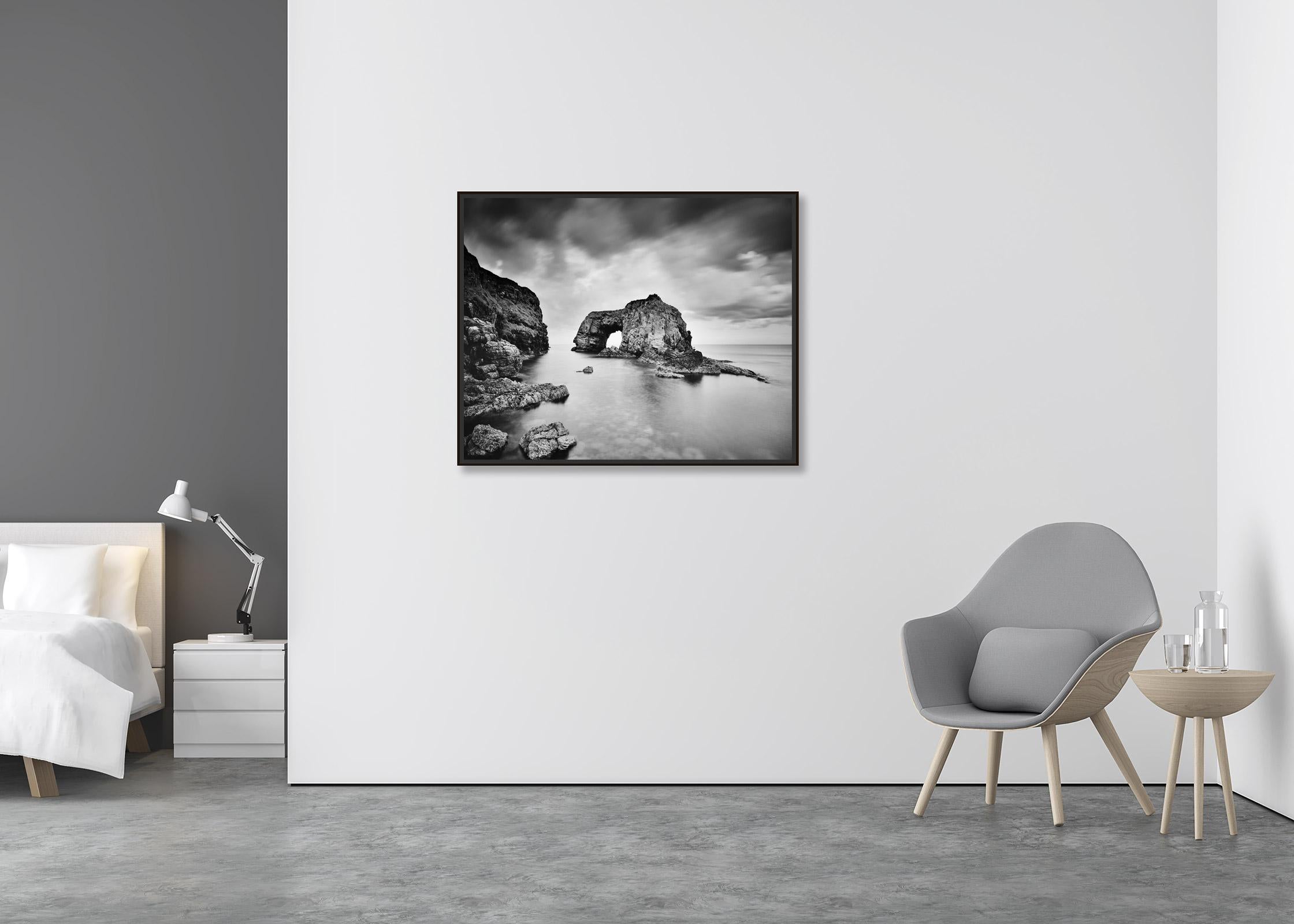 Great Pollet Sea Arch, Irland, Schwarz-Weiß-Aquarellfotografie in Schwarz-Weiß  (Zeitgenössisch), Photograph, von Gerald Berghammer