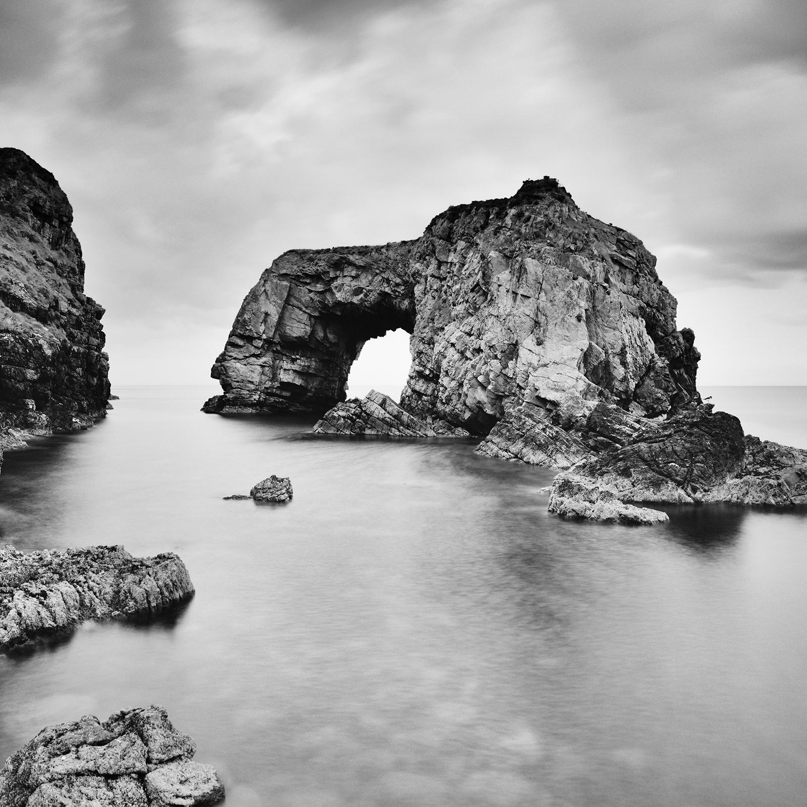 Great Pollet Sea Arch, Irland, Schwarz-Weiß-Aquarellfotografie in Schwarz-Weiß  im Angebot 3