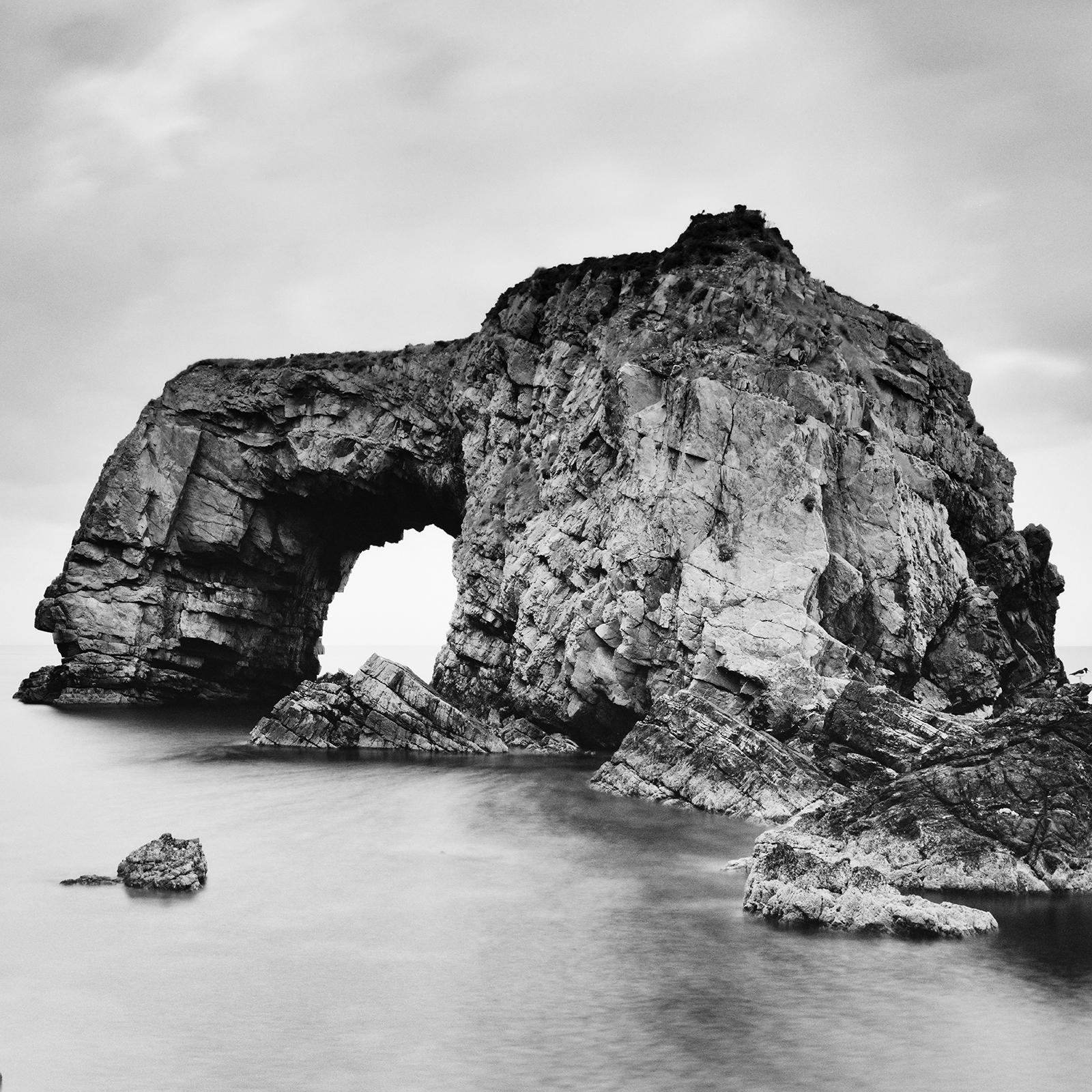 Great Pollet Sea Arch, Irland, Schwarz-Weiß-Aquarellfotografie in Schwarz-Weiß  im Angebot 4