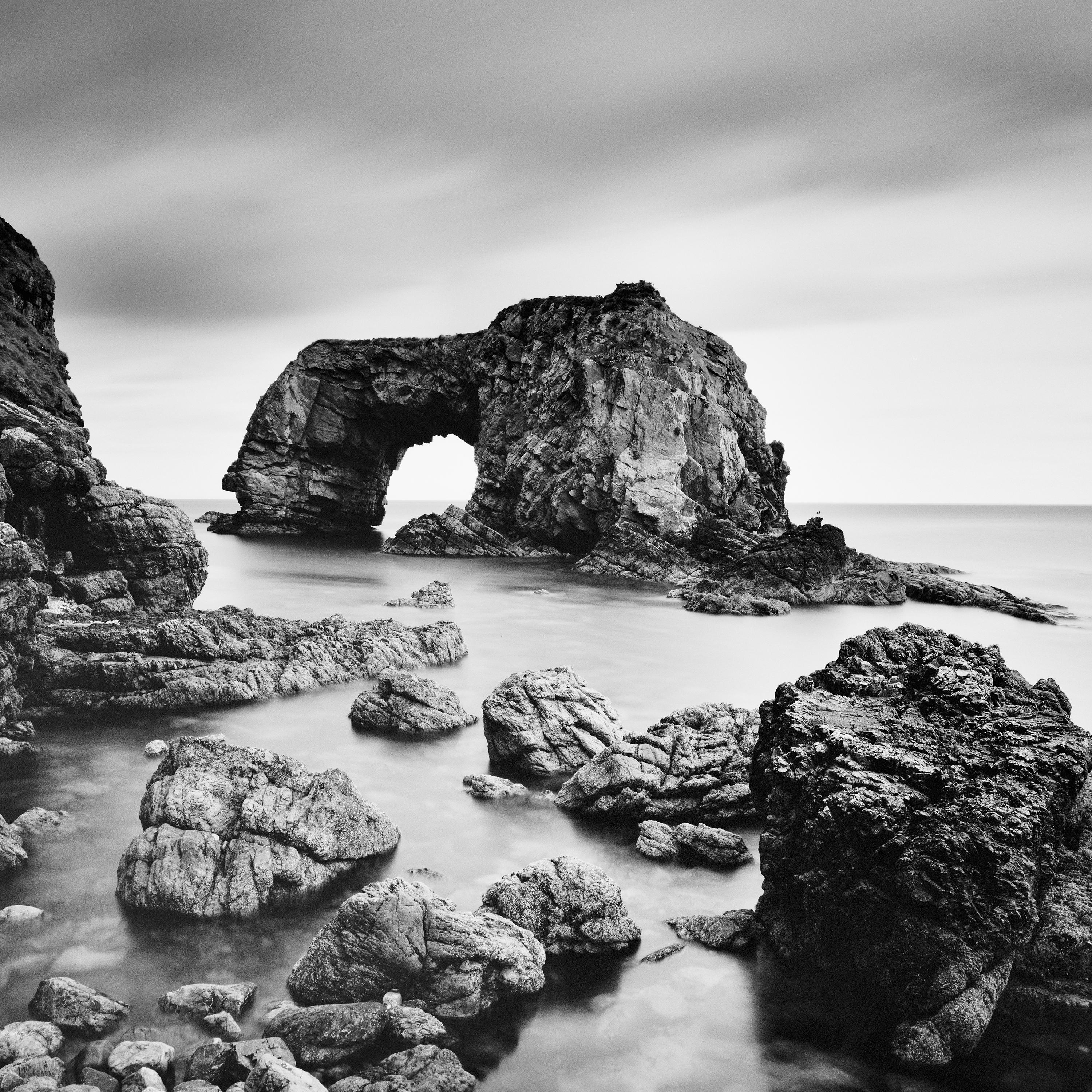 Great Pollet Sea Arch, Irische Atlantic Küste, Irland, Schwarz-Weiß-Kunstfoto im Angebot 4