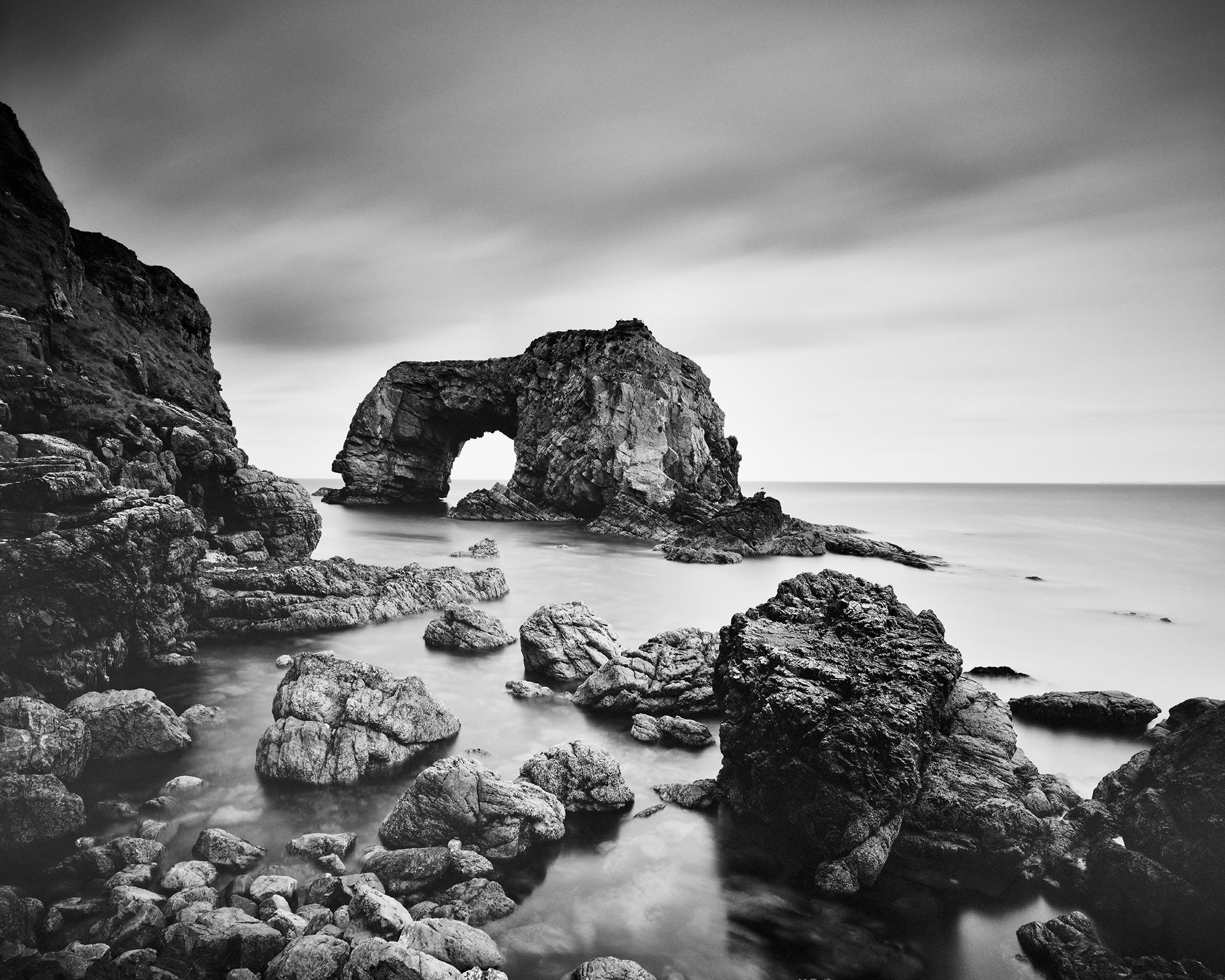 Arche maritime du Great Pollet, côte atlantique irlandaise, Irlande, photo d'art en noir et blanc