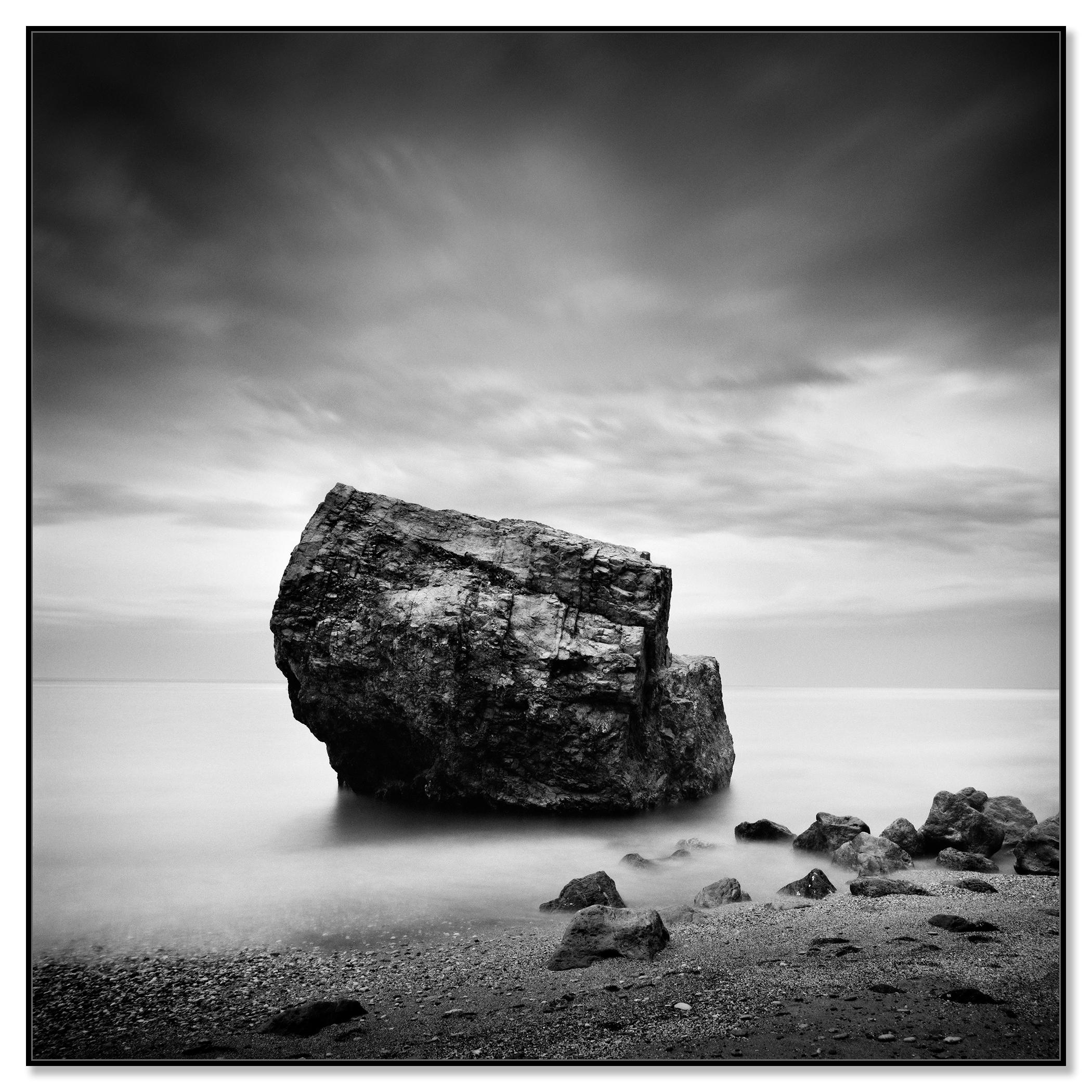 Great Rock, Beach, Espagne, photo noir et blanc, paysage, édition limitée - Contemporain Photograph par Gerald Berghammer
