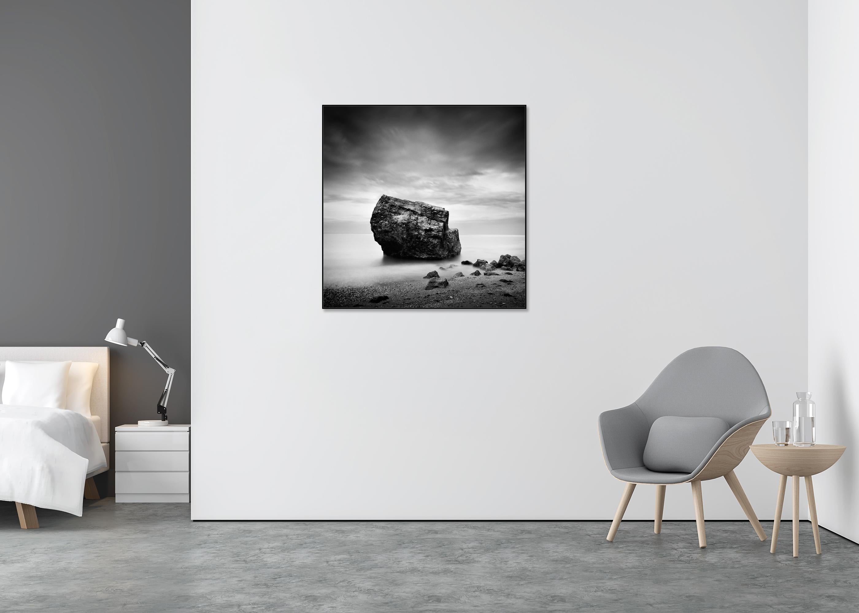 Great Rock, Beach, Espagne, photo noir et blanc, paysage, édition limitée - Gris Landscape Photograph par Gerald Berghammer