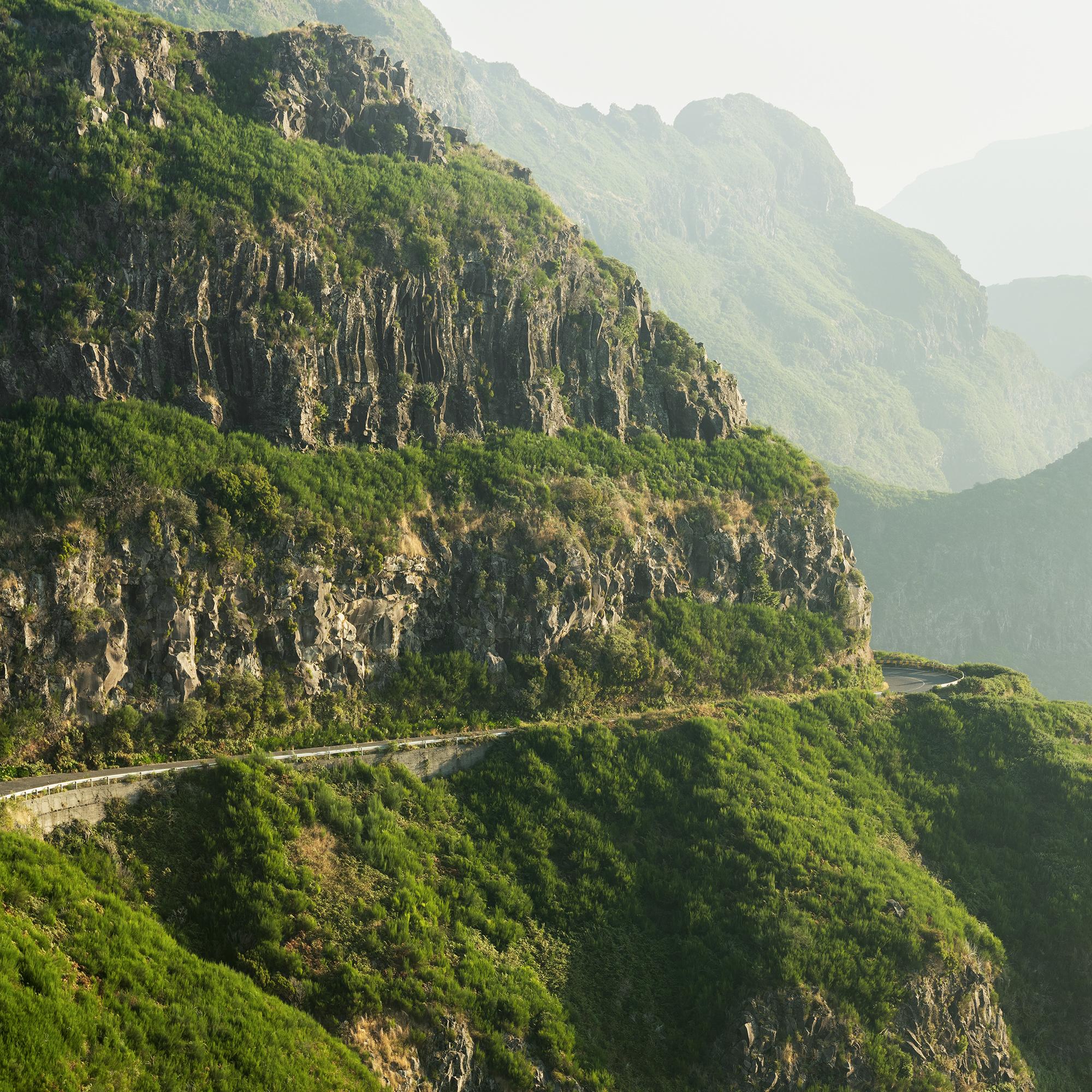 Green Hills in Morning Light, photographie grand format, paysage limité en vente 5
