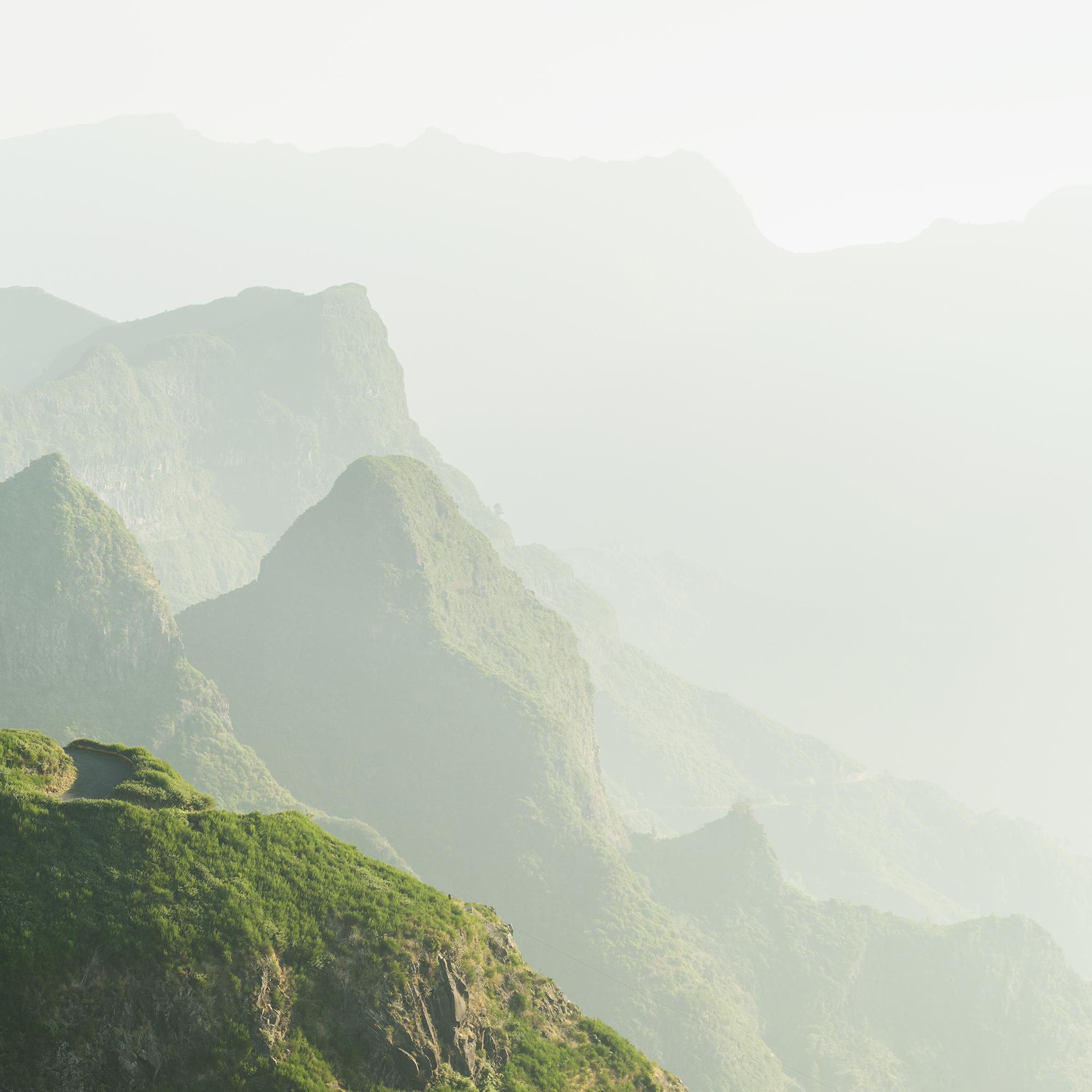 Green Hills in Morning Light, photographie grand format, paysage limité en vente 6
