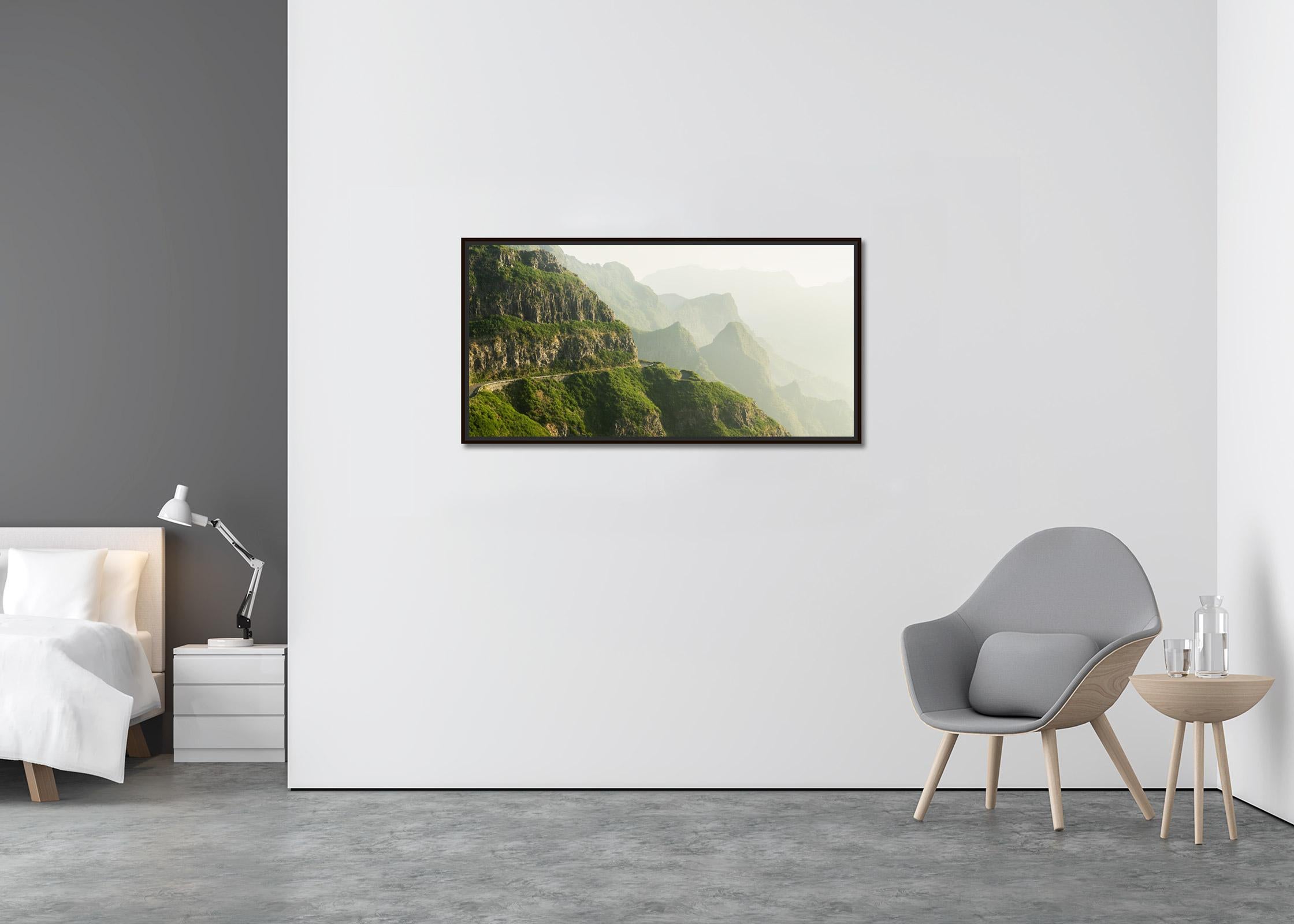 Green Hills in Morning Light, photographie grand format, paysage limité - Contemporain Photograph par Gerald Berghammer