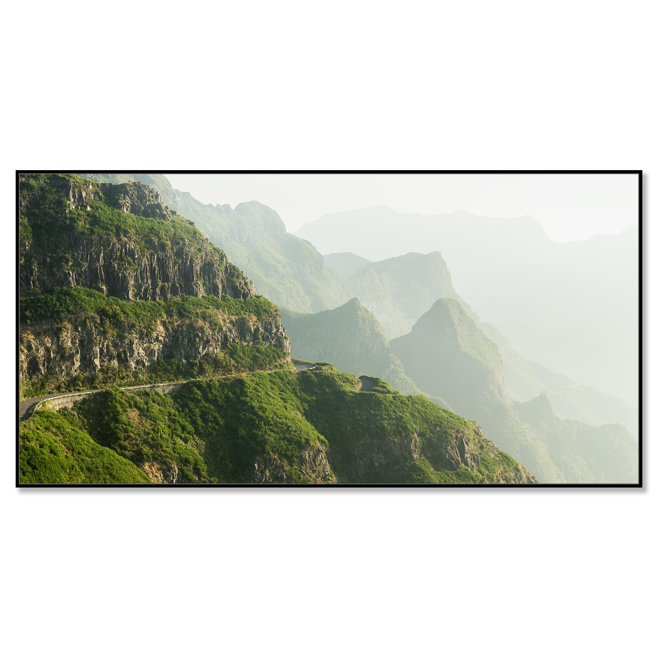 Green Hills in Morning Light, photographie grand format, paysage limité - Contemporain Photograph par Gerald Berghammer