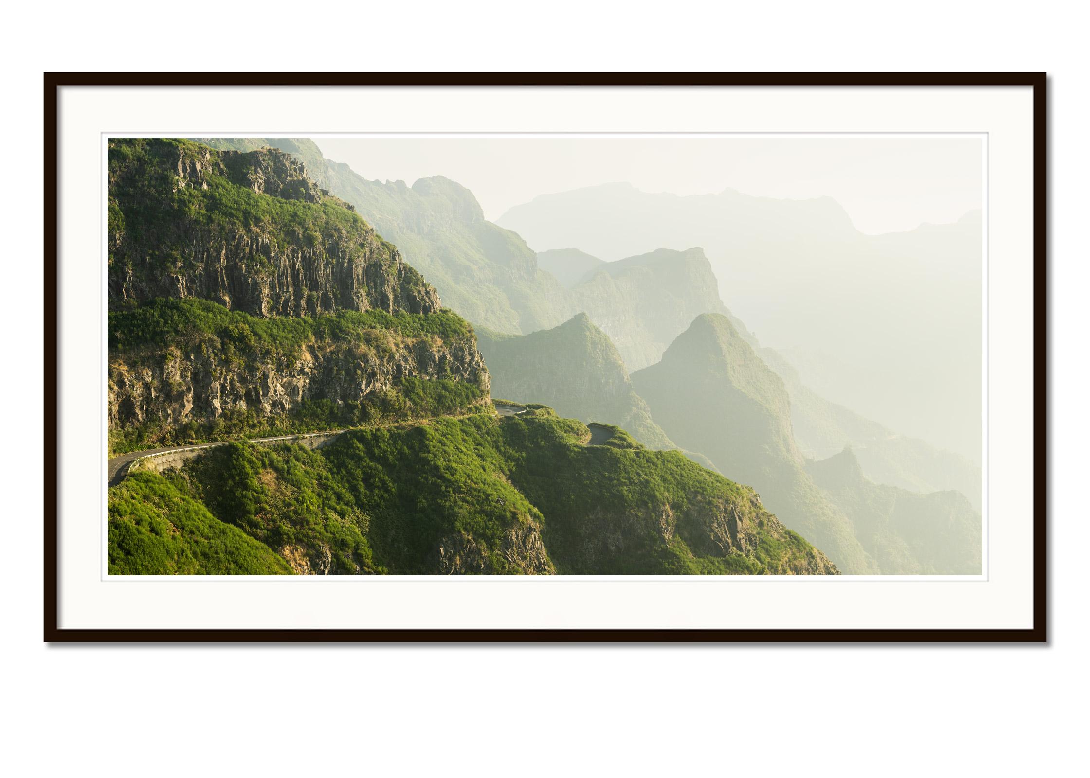 Green Hills in Morning Light, photographie grand format, paysage limité - Beige Color Photograph par Gerald Berghammer
