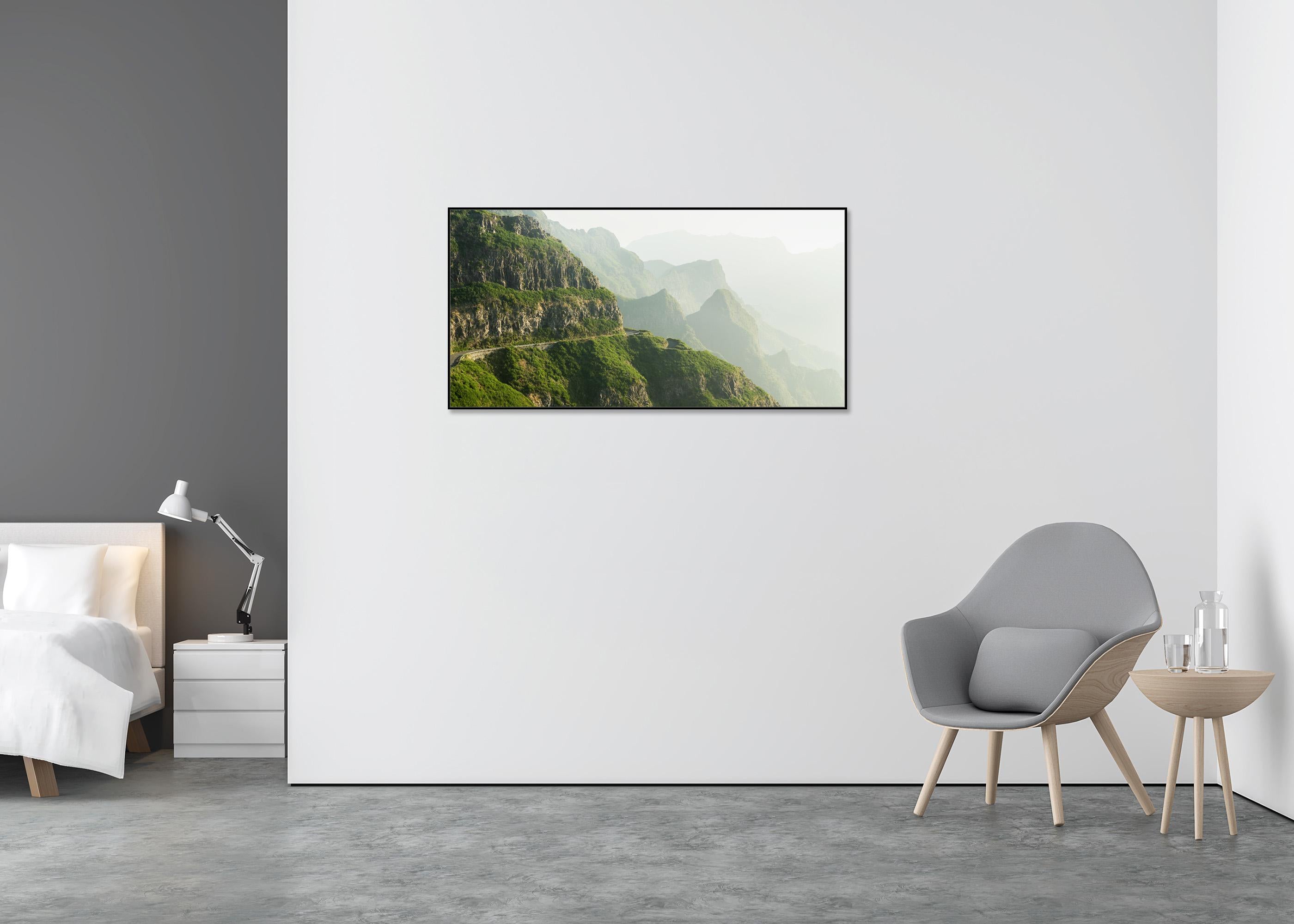 Green Hills in Morning Light, photographie grand format, paysage limité - Beige Color Photograph par Gerald Berghammer