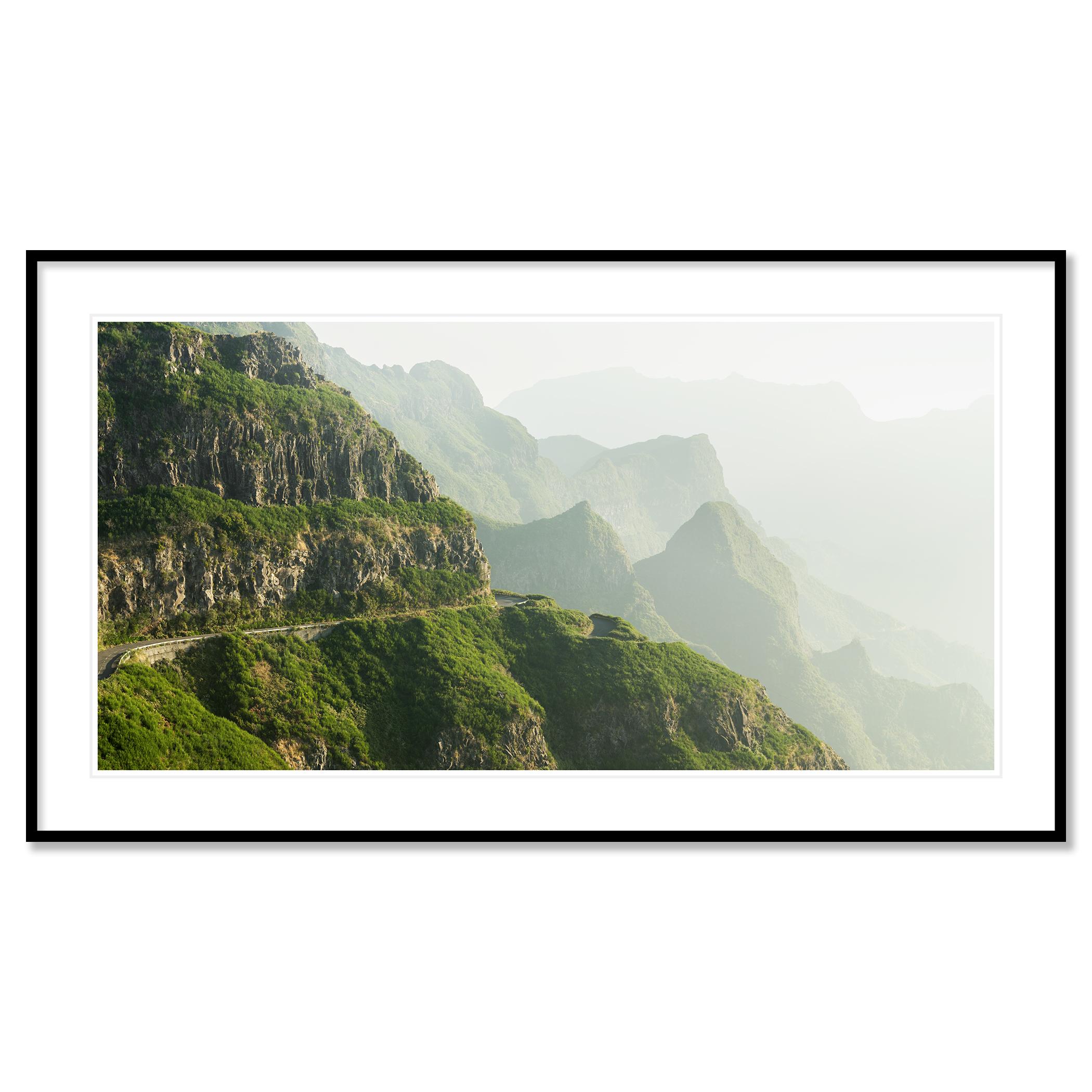 Green Hills in Morning Light, photographie grand format, paysage limité en vente 1