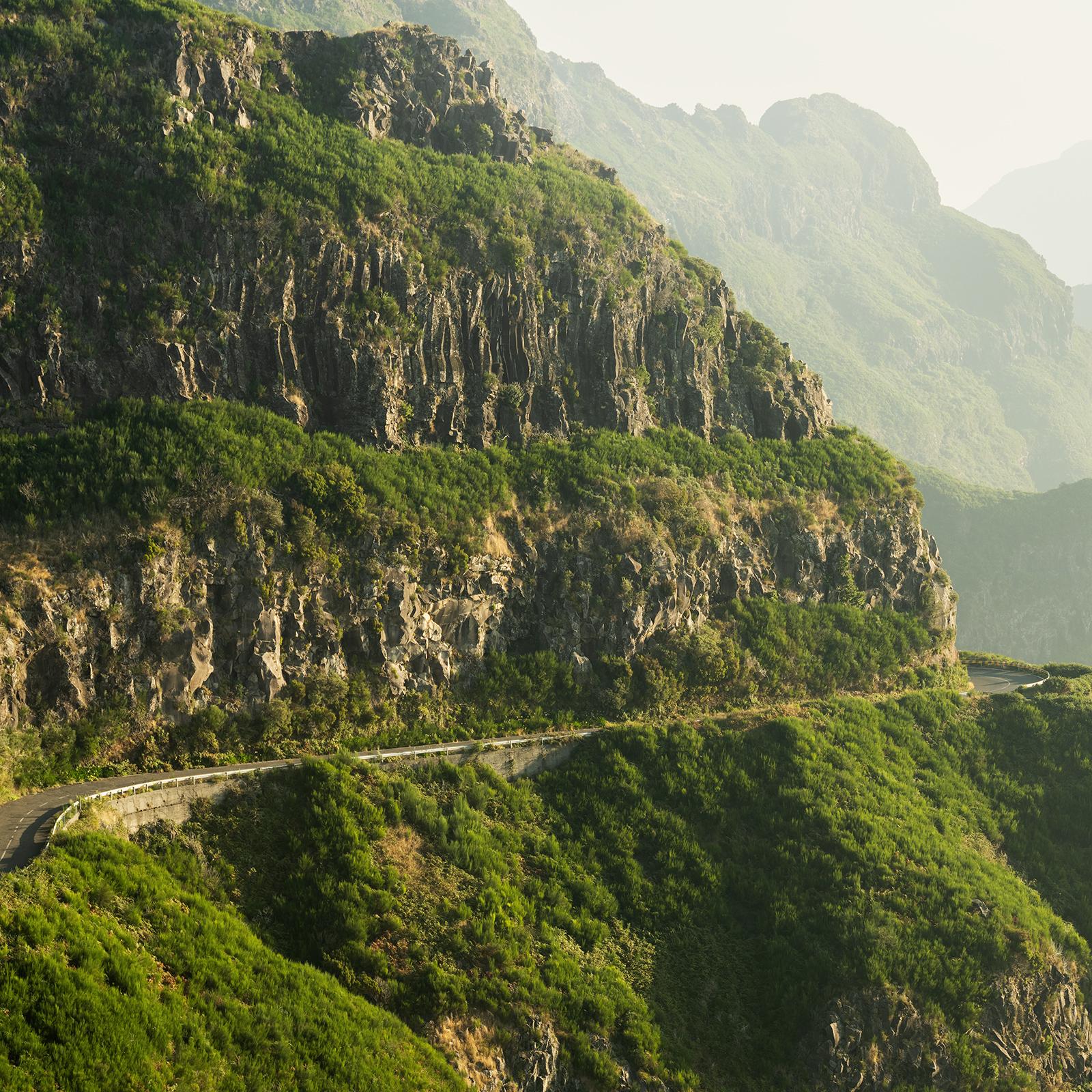 Green Hills in Morning Light, photographie grand format, paysage limité en vente 4