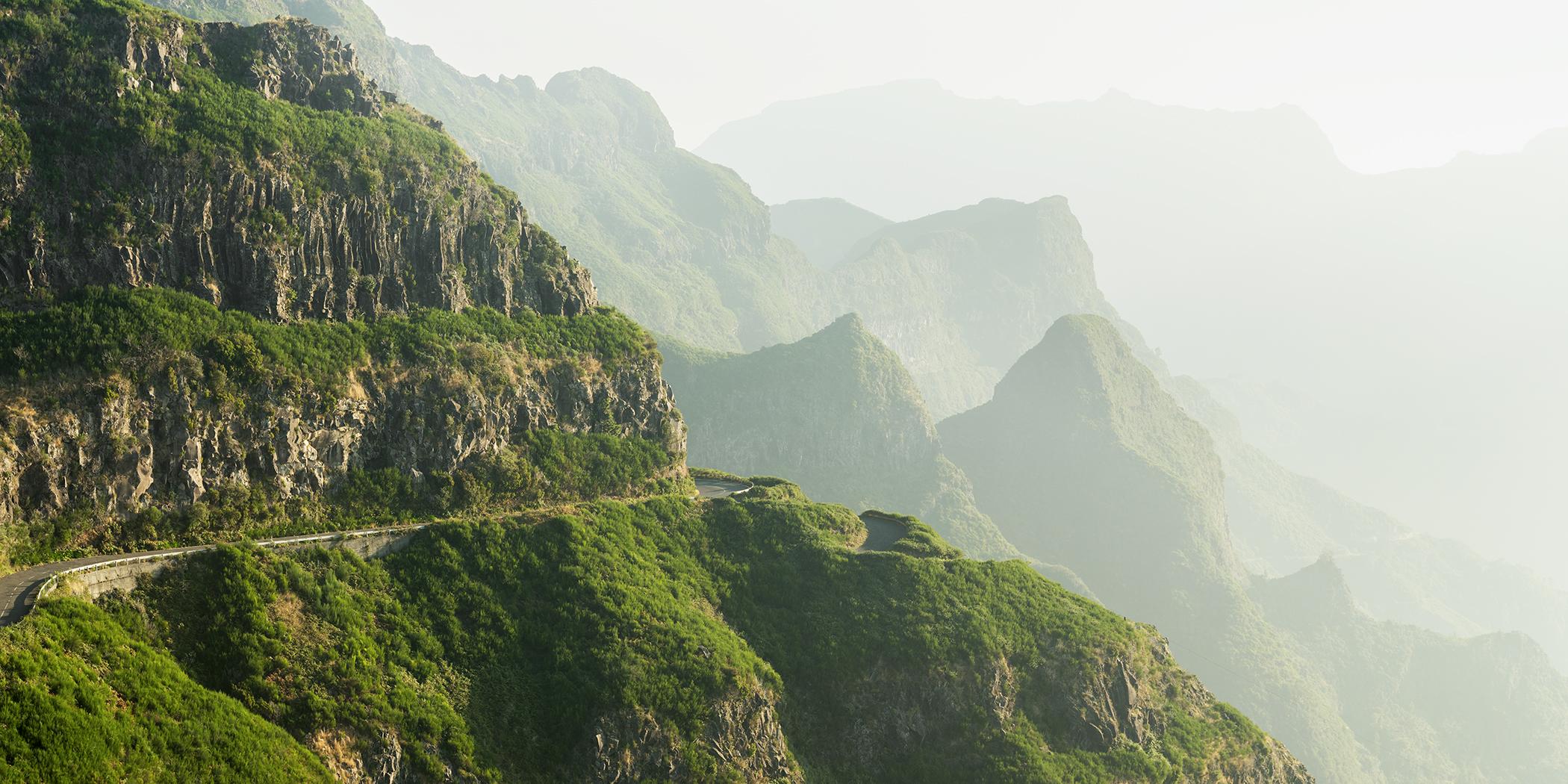 Color Photograph Gerald Berghammer - Green Hills in Morning Light, photographie grand format, paysage limité