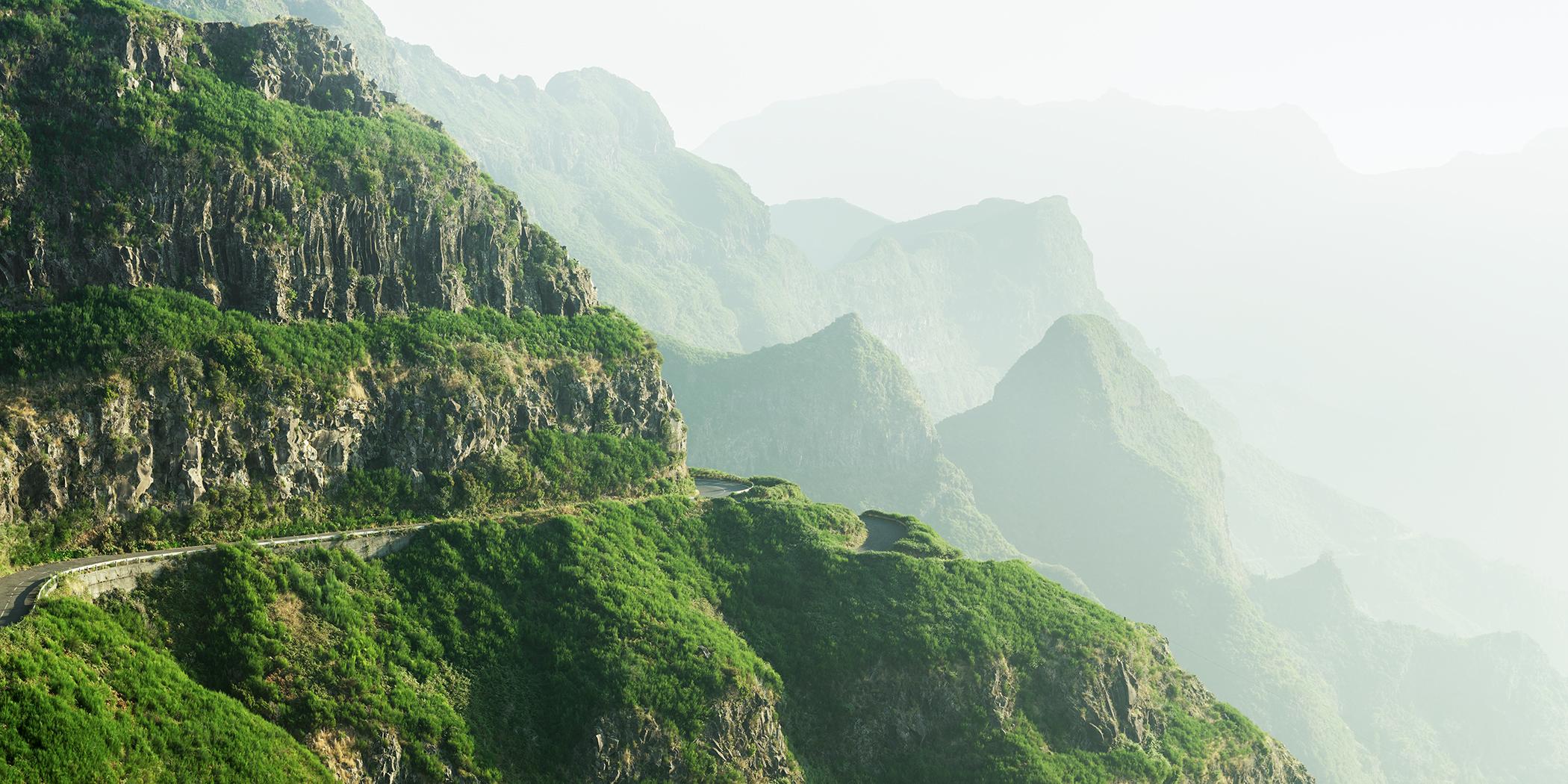 Colinas verdes a la luz de la mañana, fotografía de gran formato, paisaje limitado