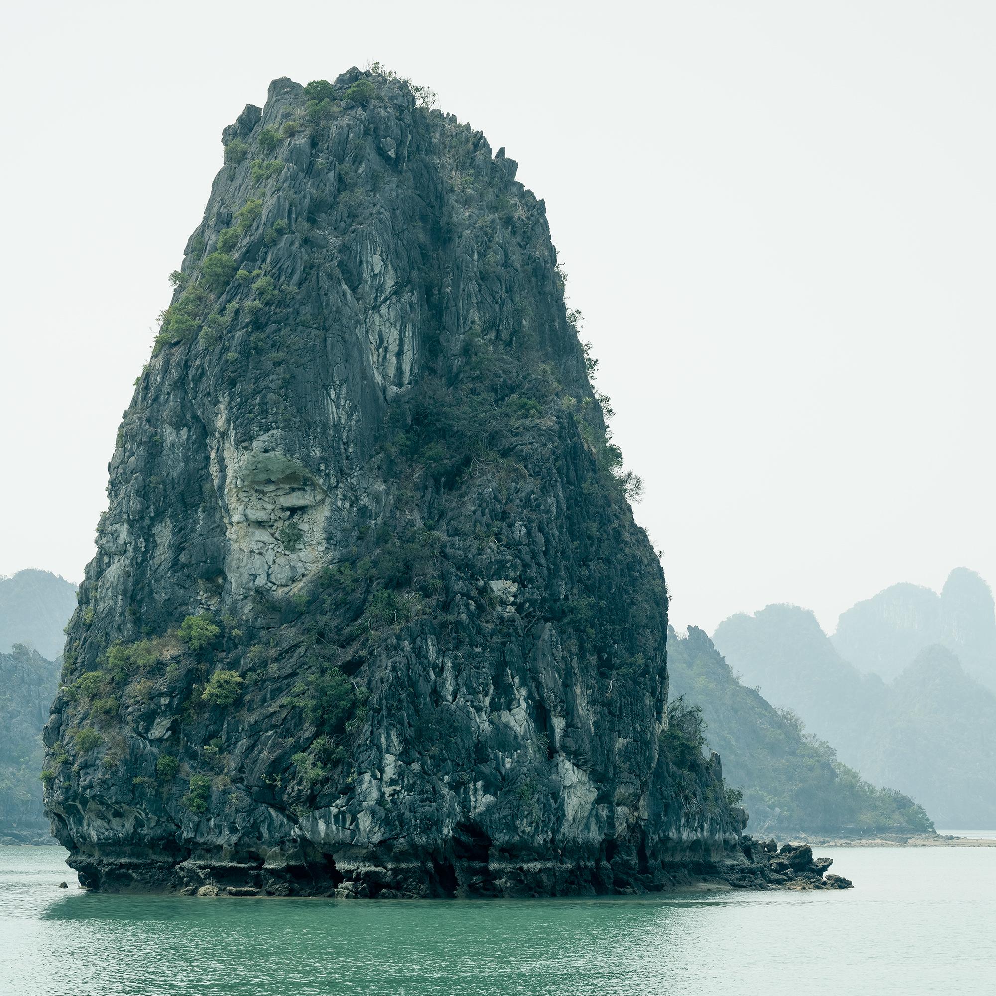 Falaises de calcaire vert, baie de La Hong, Vietnam - photographie pamorama de paysages marins en vente 5