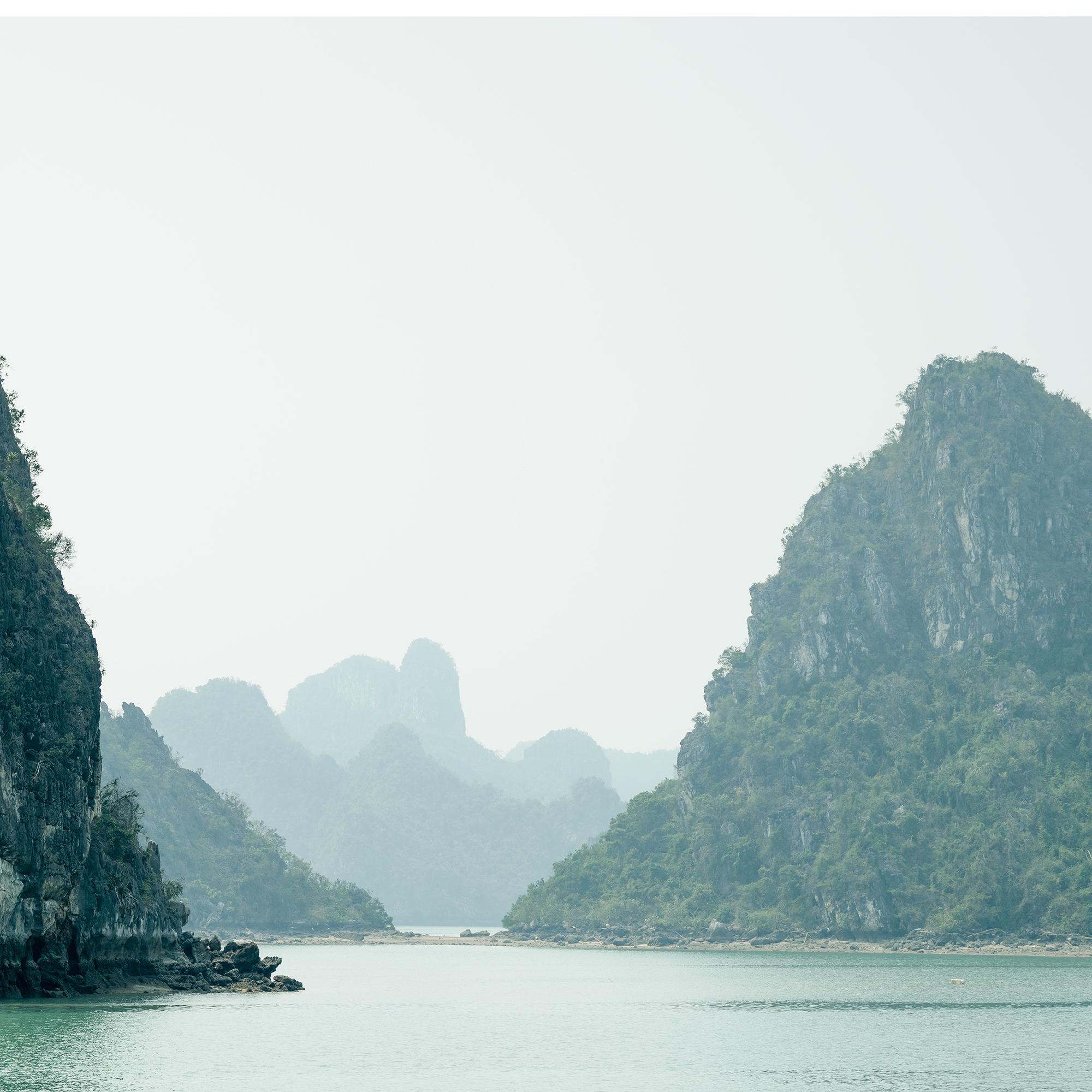 Falaises de calcaire vert, baie de La Hong, Vietnam - photographie pamorama de paysages marins en vente 6
