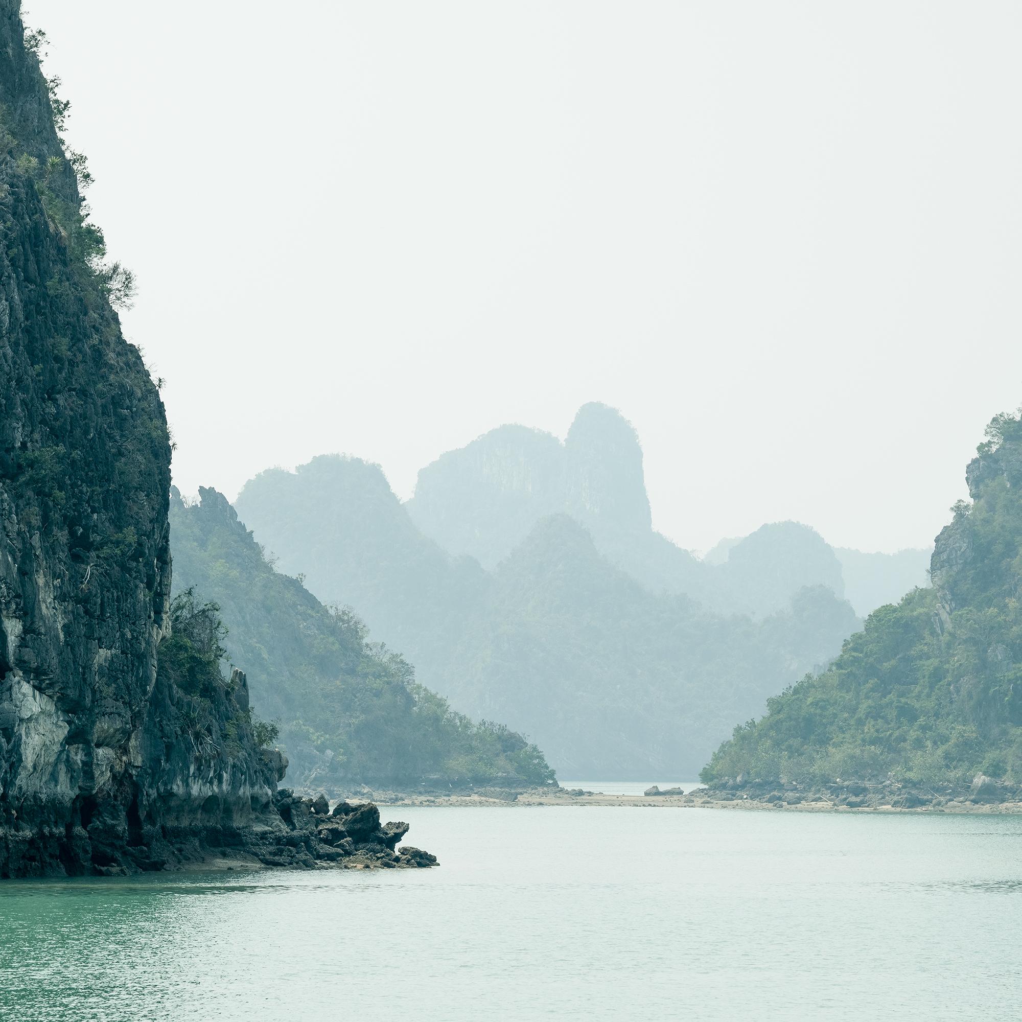 Falaises de calcaire vert, baie de La Hong, Vietnam - photographie pamorama de paysages marins en vente 7