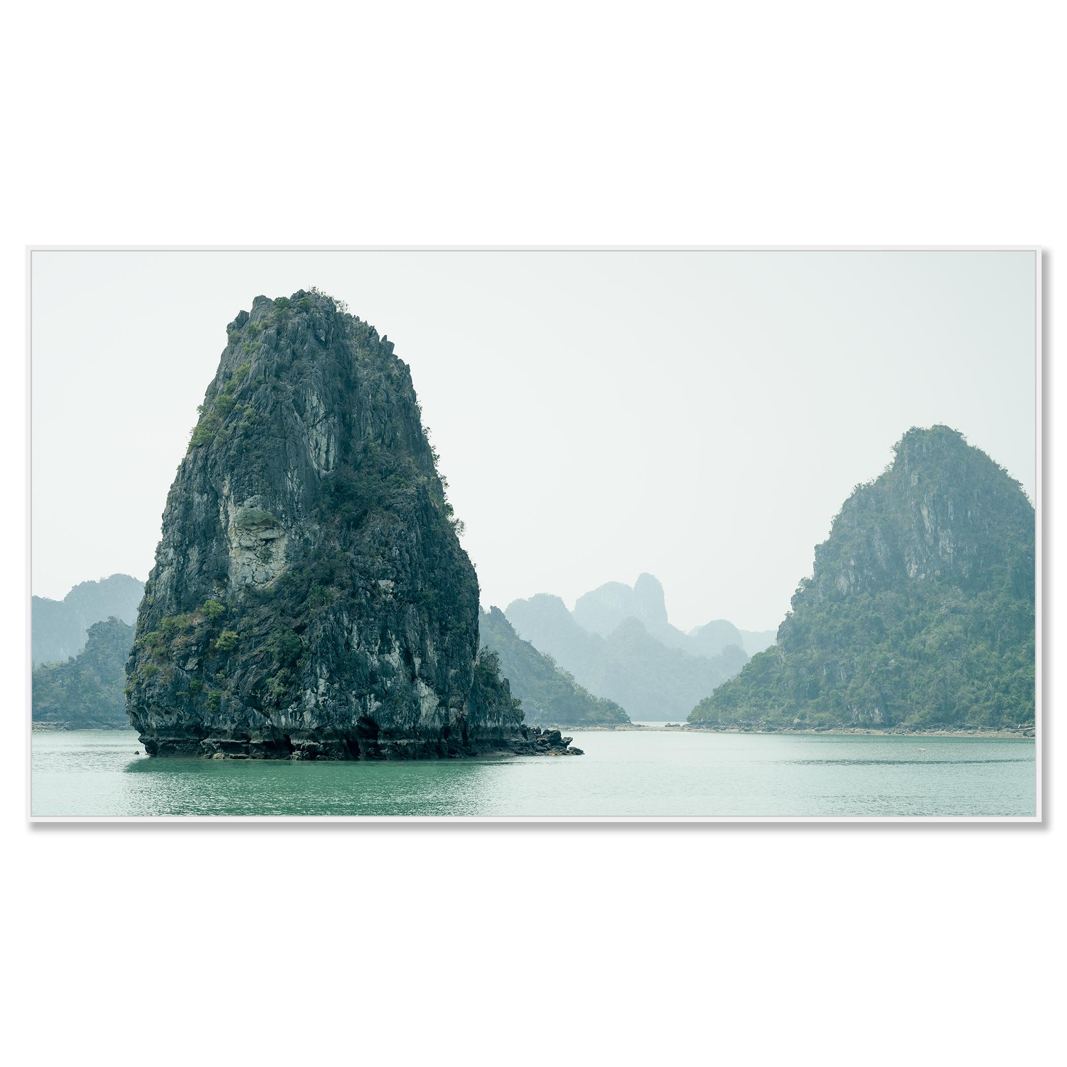 Falaises de calcaire vert, baie de La Hong, Vietnam - photographie pamorama de paysages marins - Photograph de Gerald Berghammer