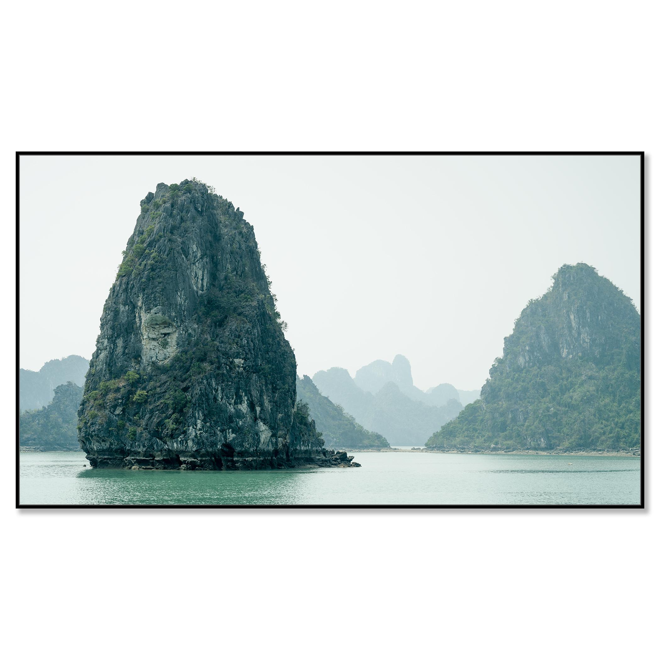 Falaises de calcaire vert, baie de La Hong, Vietnam - photographie pamorama de paysages marins - Contemporain Photograph par Gerald Berghammer