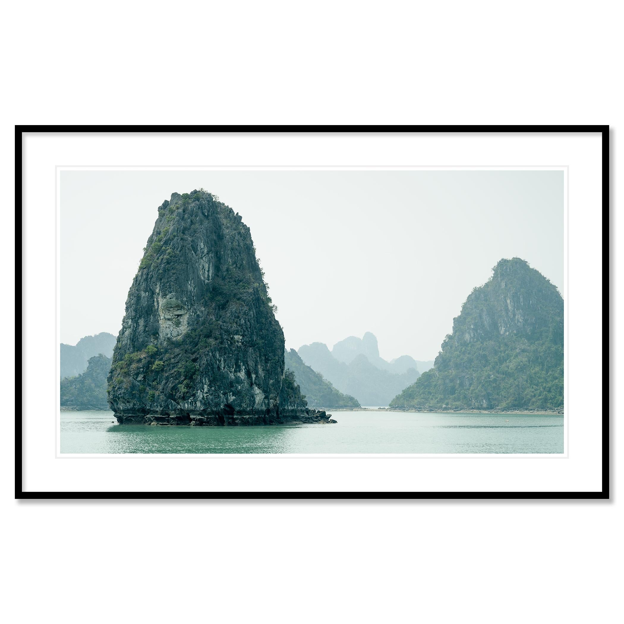 Falaises de calcaire vert, baie de La Hong, Vietnam - photographie pamorama de paysages marins en vente 1
