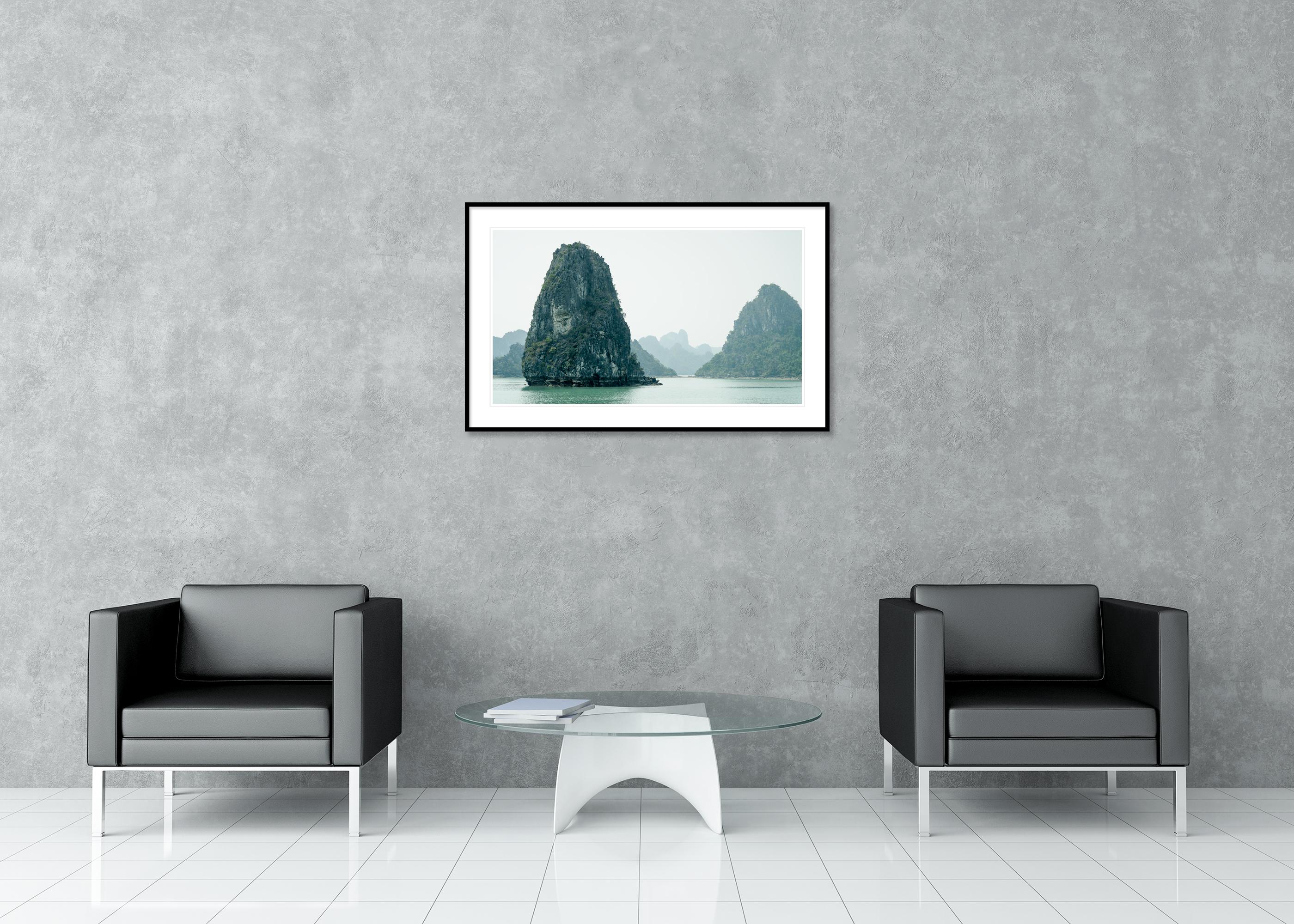 Falaises de calcaire vert, baie de La Hong, Vietnam - photographie pamorama de paysages marins en vente 2