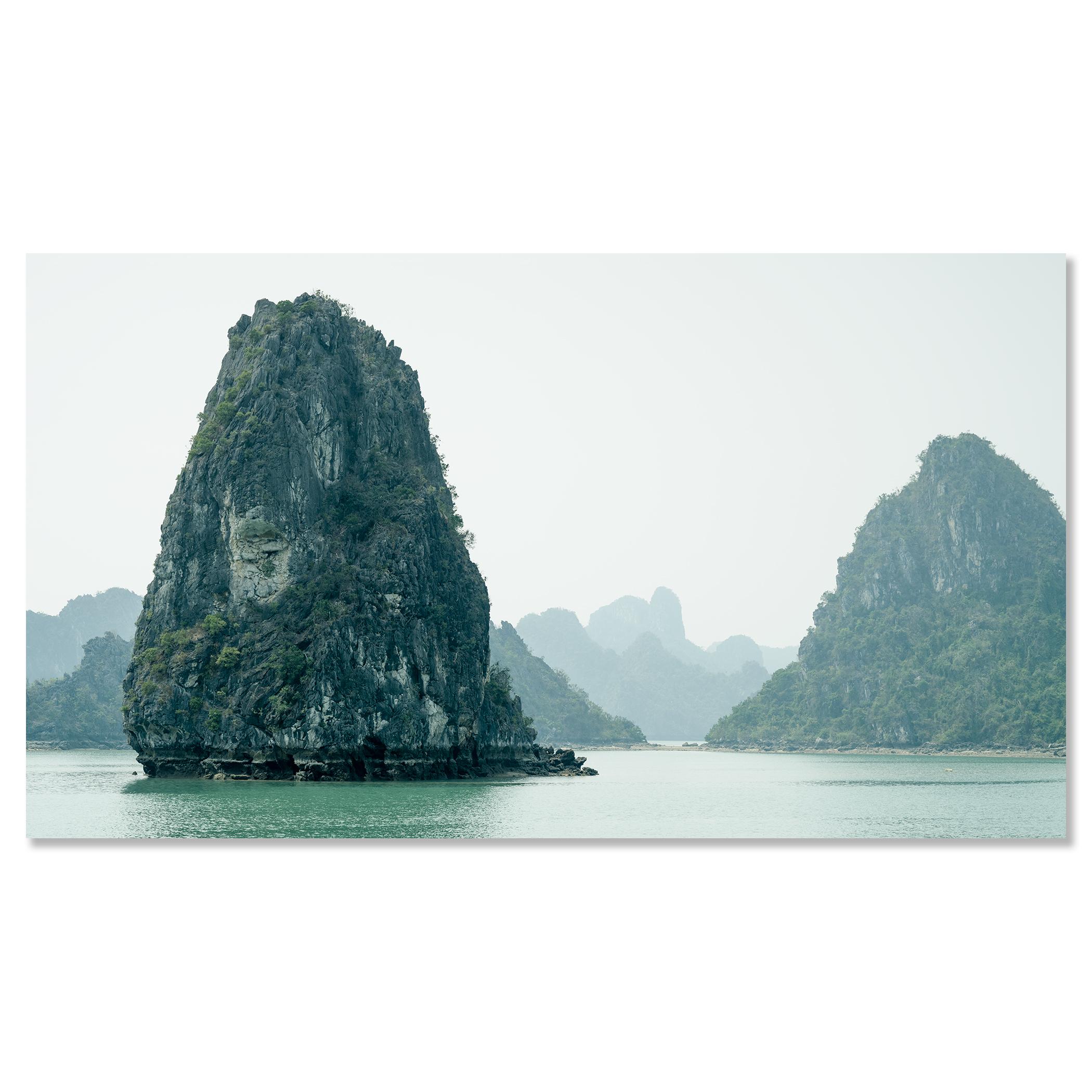 Falaises de calcaire vert, baie de La Hong, Vietnam - photographie pamorama de paysages marins en vente 3