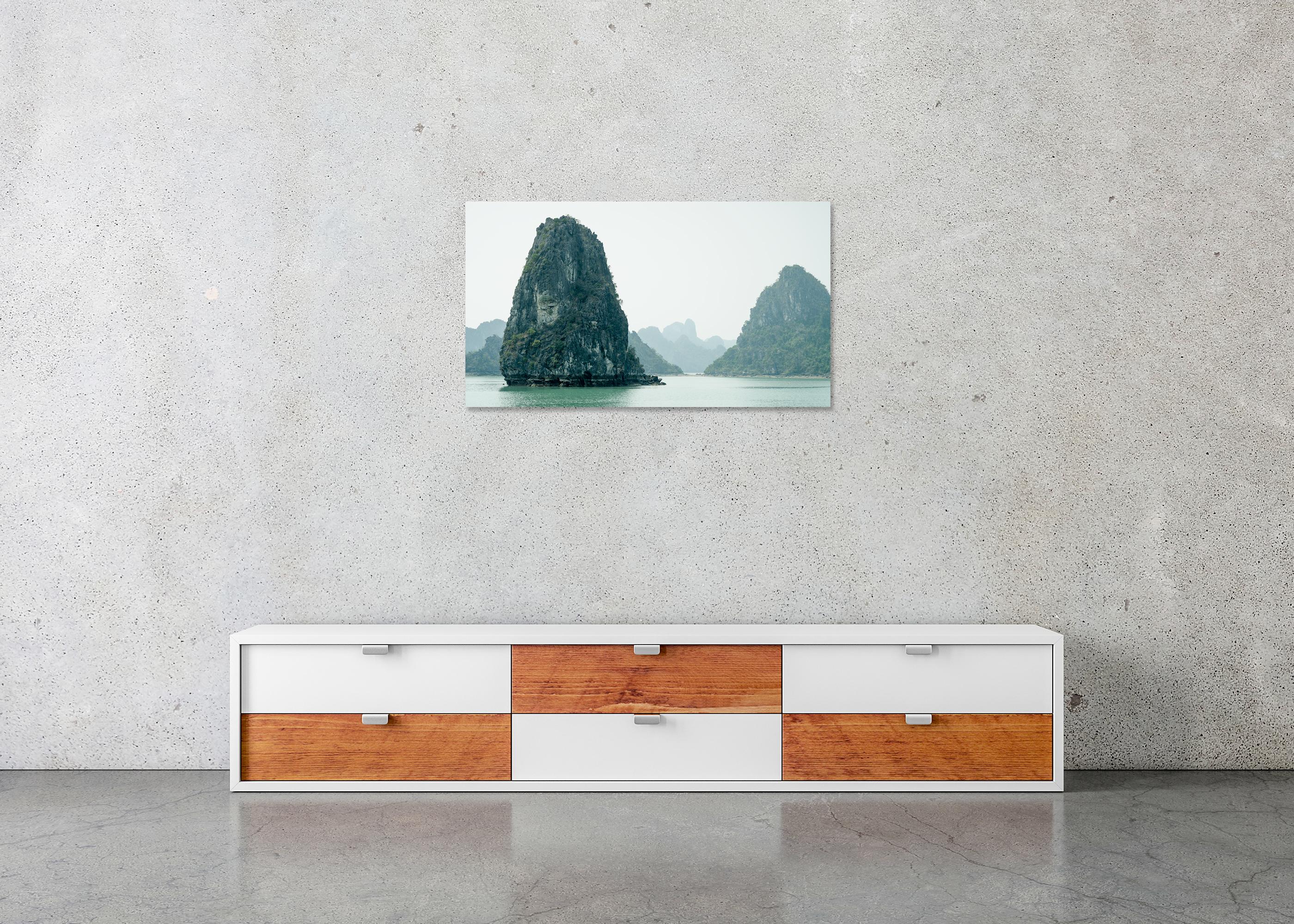 Falaises de calcaire vert, baie de La Hong, Vietnam - photographie pamorama de paysages marins en vente 4