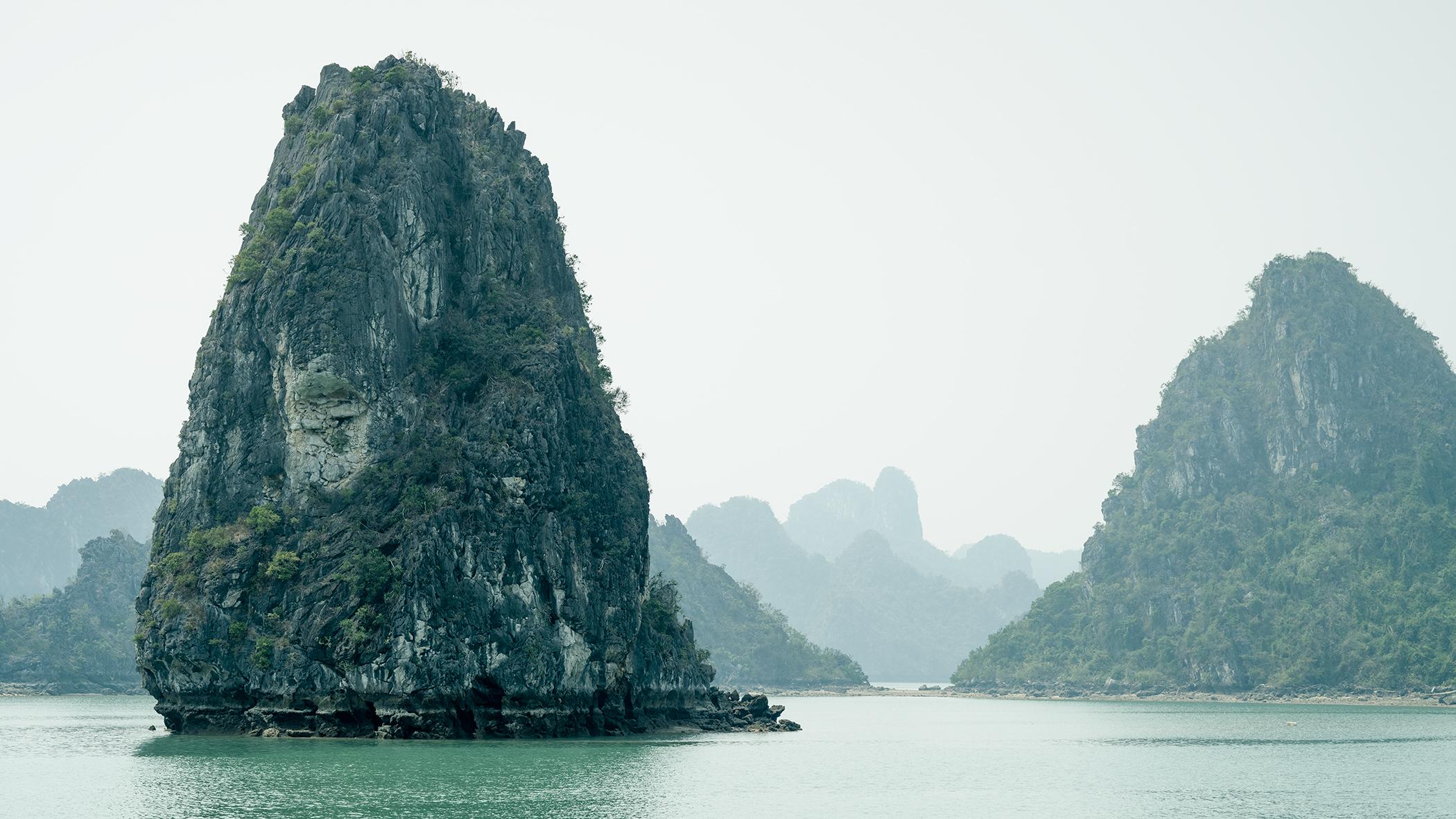 Falaises de calcaire vert, baie de La Hong, Vietnam - photographie pamorama de paysages marins
