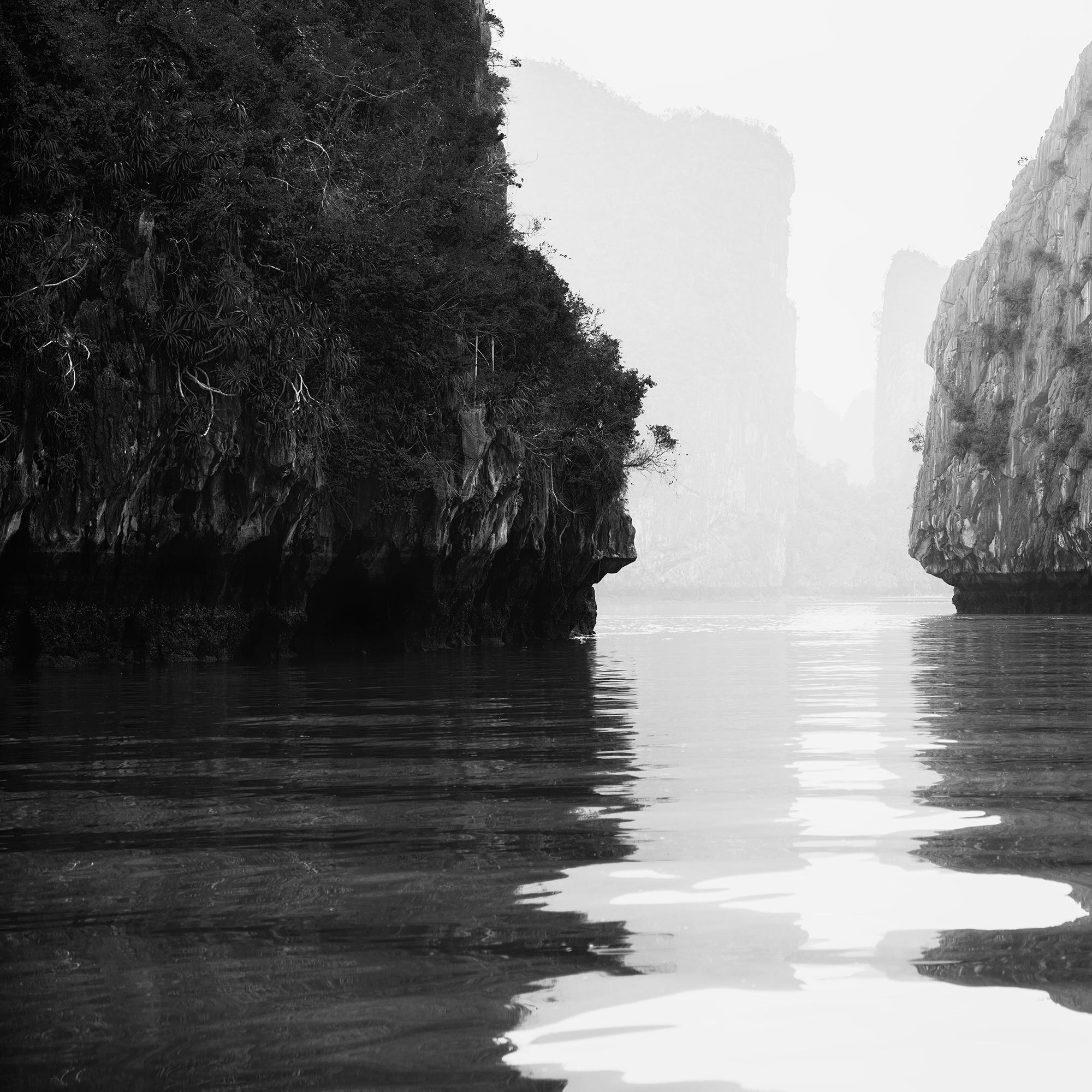 Bahía de Ha Long, Isla, Rocas, Vietnam, fotografía limitada de paisajes marinos en venta 5